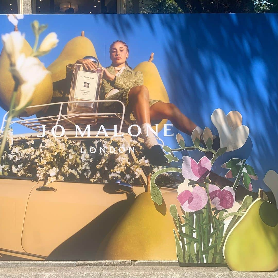 MAQUIA ONLINEさんのインスタグラム写真 - (MAQUIA ONLINEInstagram)「ジョー マローン ロンドン（@JoMaloneLondon）日本上陸から15周年を迎えるこの秋、ブランド人気No.1の香り「イングリッシュ ペアー & フリージア」が生まれ変わって登場❗️  食品産業での廃棄物になった洋梨果実を活用してアップサイクル。そう、洋梨果実のエッセンスが天然のものになったのです✨ ボトル1本（100ml）に含まれる梨由来の香料の量は、なんと梨1個分の果汁から濃縮されたものと同等の量なのだそう👏  熟したてのみずみずしい洋梨に、エレガントなフリージアやローズが添えられ、より一層豊かな香りに💕 🍐イングリッシュ ペアー & フリージア コロン 30ml ￥10890、50ml ￥15400、100ml ￥21340 🍐イングリッシュ ペアー & フリージア ホーム キャンドル 200g ￥10780 🍐イングリッシュ ペアー & フリージア センテッド ボディ パウダー 15g ￥10890 8月30日 阪急うめだ本店先行発売 9月1日 公式オンラインショップ発売 9月8日 全国発売  イングリッシュ ペアーを主役にした新しい香りが誕生❗️ 天然の原料でつくられているジューシーなイングリッシュ ペアーにスイートピーがやさしく香るライト フローラルの香りは、エレガントな限定デザインボトルで登場。まるで庭に咲き誇る花たちに囲まれているようなやさしくハッピーな気分になれる、フルーツとフローラルの新たなマリアージュ。9月の発売が待ちきれない🥰 🍐イングリッシュ ペアー & スイートピー コロン 30ml ￥10890、100ml ￥21340 8月30日 阪急うめだ本店先行発売 9月1日 公式オンラインショップ発売 9月8日 全国発売  「気になる」「欲しい！」と思った方は「いいね❤️」をお願いします😉 ────────────────────── 💄2023年秋新色を最速で公開中！ 【@maquia.magazine】👈フォローお願いします🙏 特集はプロフィールのリンクからMAQUIA ONLINEをチェック👆 ──────────────────────  #JoMaloneLondon #EnglishPear #ジョーマローンロンドン #フレグランス #香り #イングリッシュペアースイートピーコロン #イングリッシュペアーフリージアコロン #スイートピー #フリージア #ギフト #maquia #マキア  WEB編集N」8月6日 13時00分 - maquia.magazine