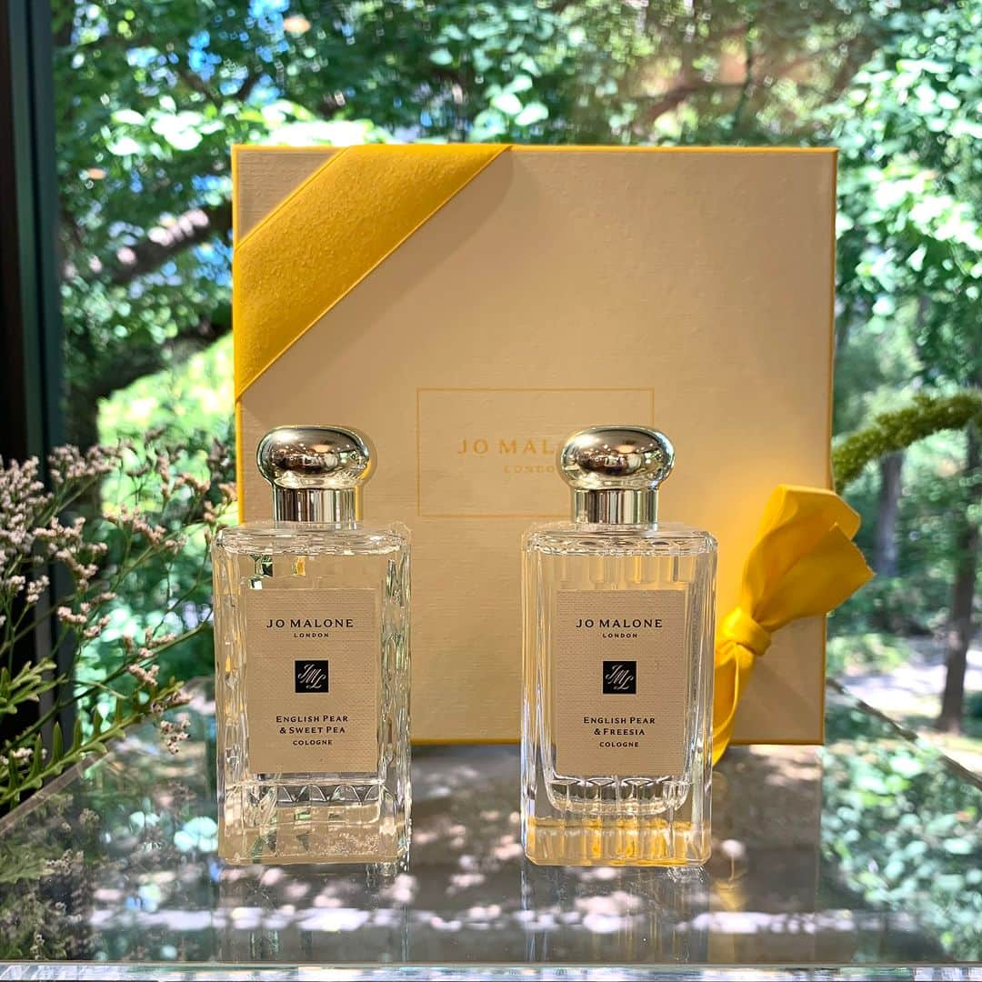 MAQUIA ONLINEさんのインスタグラム写真 - (MAQUIA ONLINEInstagram)「ジョー マローン ロンドン（@JoMaloneLondon）日本上陸から15周年を迎えるこの秋、ブランド人気No.1の香り「イングリッシュ ペアー & フリージア」が生まれ変わって登場❗️  食品産業での廃棄物になった洋梨果実を活用してアップサイクル。そう、洋梨果実のエッセンスが天然のものになったのです✨ ボトル1本（100ml）に含まれる梨由来の香料の量は、なんと梨1個分の果汁から濃縮されたものと同等の量なのだそう👏  熟したてのみずみずしい洋梨に、エレガントなフリージアやローズが添えられ、より一層豊かな香りに💕 🍐イングリッシュ ペアー & フリージア コロン 30ml ￥10890、50ml ￥15400、100ml ￥21340 🍐イングリッシュ ペアー & フリージア ホーム キャンドル 200g ￥10780 🍐イングリッシュ ペアー & フリージア センテッド ボディ パウダー 15g ￥10890 8月30日 阪急うめだ本店先行発売 9月1日 公式オンラインショップ発売 9月8日 全国発売  イングリッシュ ペアーを主役にした新しい香りが誕生❗️ 天然の原料でつくられているジューシーなイングリッシュ ペアーにスイートピーがやさしく香るライト フローラルの香りは、エレガントな限定デザインボトルで登場。まるで庭に咲き誇る花たちに囲まれているようなやさしくハッピーな気分になれる、フルーツとフローラルの新たなマリアージュ。9月の発売が待ちきれない🥰 🍐イングリッシュ ペアー & スイートピー コロン 30ml ￥10890、100ml ￥21340 8月30日 阪急うめだ本店先行発売 9月1日 公式オンラインショップ発売 9月8日 全国発売  「気になる」「欲しい！」と思った方は「いいね❤️」をお願いします😉 ────────────────────── 💄2023年秋新色を最速で公開中！ 【@maquia.magazine】👈フォローお願いします🙏 特集はプロフィールのリンクからMAQUIA ONLINEをチェック👆 ──────────────────────  #JoMaloneLondon #EnglishPear #ジョーマローンロンドン #フレグランス #香り #イングリッシュペアースイートピーコロン #イングリッシュペアーフリージアコロン #スイートピー #フリージア #ギフト #maquia #マキア  WEB編集N」8月6日 13時00分 - maquia.magazine