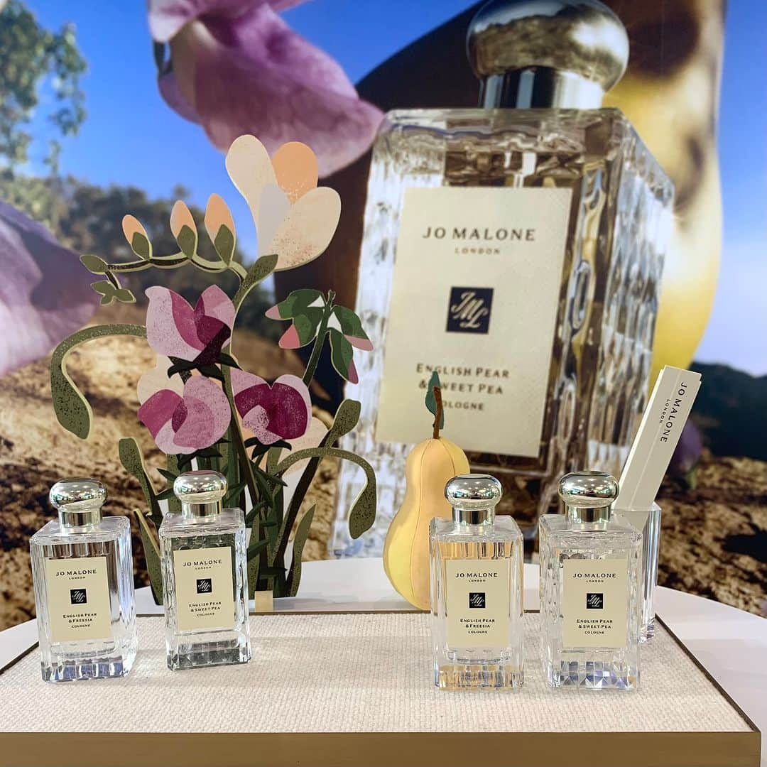 MAQUIA ONLINEさんのインスタグラム写真 - (MAQUIA ONLINEInstagram)「ジョー マローン ロンドン（@JoMaloneLondon）日本上陸から15周年を迎えるこの秋、ブランド人気No.1の香り「イングリッシュ ペアー & フリージア」が生まれ変わって登場❗️  食品産業での廃棄物になった洋梨果実を活用してアップサイクル。そう、洋梨果実のエッセンスが天然のものになったのです✨ ボトル1本（100ml）に含まれる梨由来の香料の量は、なんと梨1個分の果汁から濃縮されたものと同等の量なのだそう👏  熟したてのみずみずしい洋梨に、エレガントなフリージアやローズが添えられ、より一層豊かな香りに💕 🍐イングリッシュ ペアー & フリージア コロン 30ml ￥10890、50ml ￥15400、100ml ￥21340 🍐イングリッシュ ペアー & フリージア ホーム キャンドル 200g ￥10780 🍐イングリッシュ ペアー & フリージア センテッド ボディ パウダー 15g ￥10890 8月30日 阪急うめだ本店先行発売 9月1日 公式オンラインショップ発売 9月8日 全国発売  イングリッシュ ペアーを主役にした新しい香りが誕生❗️ 天然の原料でつくられているジューシーなイングリッシュ ペアーにスイートピーがやさしく香るライト フローラルの香りは、エレガントな限定デザインボトルで登場。まるで庭に咲き誇る花たちに囲まれているようなやさしくハッピーな気分になれる、フルーツとフローラルの新たなマリアージュ。9月の発売が待ちきれない🥰 🍐イングリッシュ ペアー & スイートピー コロン 30ml ￥10890、100ml ￥21340 8月30日 阪急うめだ本店先行発売 9月1日 公式オンラインショップ発売 9月8日 全国発売  「気になる」「欲しい！」と思った方は「いいね❤️」をお願いします😉 ────────────────────── 💄2023年秋新色を最速で公開中！ 【@maquia.magazine】👈フォローお願いします🙏 特集はプロフィールのリンクからMAQUIA ONLINEをチェック👆 ──────────────────────  #JoMaloneLondon #EnglishPear #ジョーマローンロンドン #フレグランス #香り #イングリッシュペアースイートピーコロン #イングリッシュペアーフリージアコロン #スイートピー #フリージア #ギフト #maquia #マキア  WEB編集N」8月6日 13時00分 - maquia.magazine