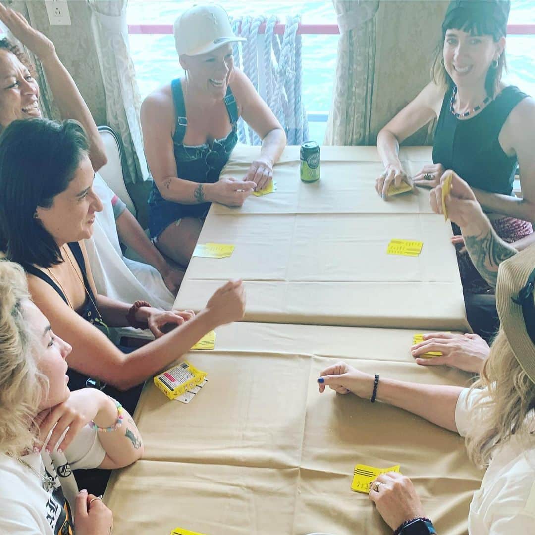 のインスタグラム：「Girls on Tour gone wild 😝 #tacocatgoatcheesepizza #pittsburgh」