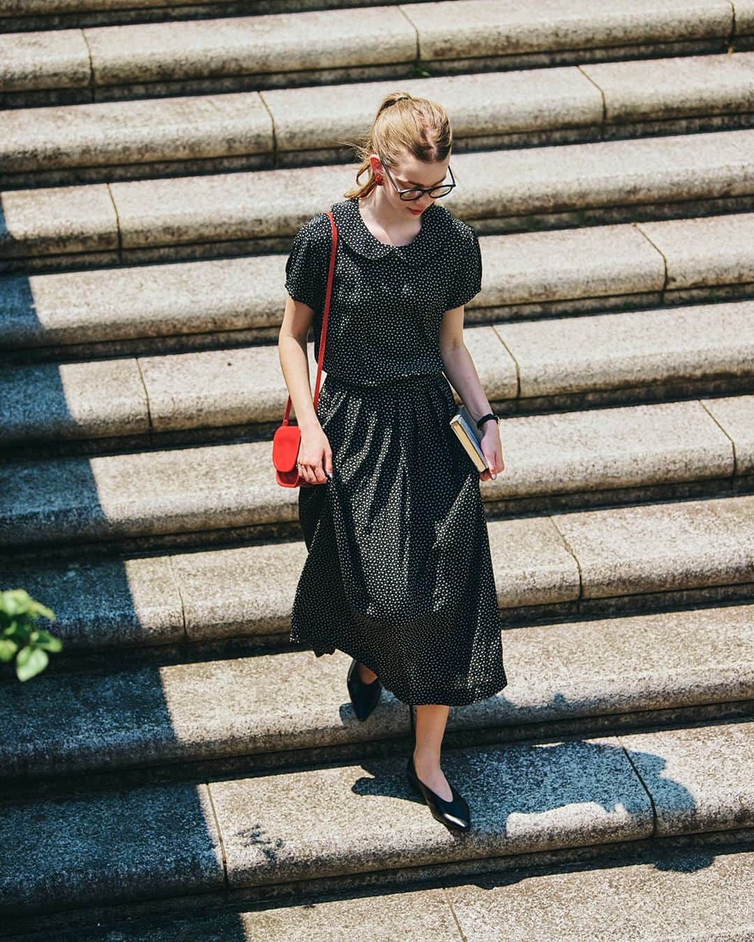 FUDGEのインスタグラム：「‣ ‣ ‣夏のプレッピースタイルをはじめよう 青空の下、彼女が夢中になっているのはプレッピースタイル。 ボーイにスポーティにクラシック、暑さも吹き飛ぶパワフルなコーディネートで夏おしゃれ優等生をめざすのです。 プレッピースタイルを盛り上げるディテールに注目。 ハットからシューズまで、クラシックだけど軽やかで夏らしいアイテムをセレクトしました。  レディに嗜むクラシックスタイルのキーアイテムは“ヴィンテージ”。長い年月を経て風合いを増したアイテムは、 装いに取り入れるだけで当時の空気感を纏うことができる。  〔 Photo 01 〕品と愛嬌を備えたワンピース 80’sムード薫る、レトロなワンピースをサラッと着こなす。 繊細な小花柄や、丸襟の効果で甘くなりがちなところを、バッグやパンプスでレディにクラスアップ。Aラインシルエットに抑揚をつける、ベルトマークも(見えないけれど)技あり。 ✔︎ #ワンピース 〰︎ vintage  ✔︎ #イヤリング 〰︎ vintage  ✔︎ #メガネ 〰︎ Lunor @lunorag  ✔︎ #腕時計 〰︎ KUOE @kuoe_official  ✔︎ #バッグ 〰︎ IL BISONTE @ilbisonteofficial  ✔︎ #シューズ 〰︎ M.Matilde  〔 Photo 02 〕鮮烈の赤で着こなしを印象的に 日差しが似合う真っ赤なスカートは、ヴィンテージショップ〈オルゴー〉でみつけた80’sアイテム。 ヴィンテージならではのハリのある生地が、風をはらんで美しいシルエットを奏でます。タックや、サイドボタンの効果で縦ラインを自然にアピールして。 ✔︎ #スカート 〰︎ vintage  ✔︎ #Tシャツ 〰︎ vintage  ✔︎ #手に持ったジャケット 〰︎ vintage  ✔︎ #スカーフ 〰︎ vintage  ✔︎ #バッグ 〰︎ IL BISONTE @ilbisonteofficial  ✔︎ #シューズ 〰︎ Sanders @sanders_jp  - - - - - - - - - - - - - - - 『FUDGE』2023年8月号は『 GO! SUMMER GIRL いい夏服、いい夏の過ごし方。』特集。全国の書店、コンビニ、webで人気販売中です！◎ ぜひ最新号をゲットして @fudge_magazine をタグ付けしてくださいね！  《FUDGEの他のアカウントも更新中》 ⌎men'sFUDGE @mensfudge ⌎snap @fudge_snap ⌎online store @fudge_online_store  ⌎friend @fudge_friend  ⌎coffee @fudge_coffee  #fudge #ファッジ #fudge_magazine #洋服好きな人と繋がりたい #服好き #おしゃれ女子 #おしゃれ好き #お洒落好き #お洒落女子 #シャツ #Tシャツ #靴 #トップス #コーディネート #カジュアルコーデ #夏コーデ」