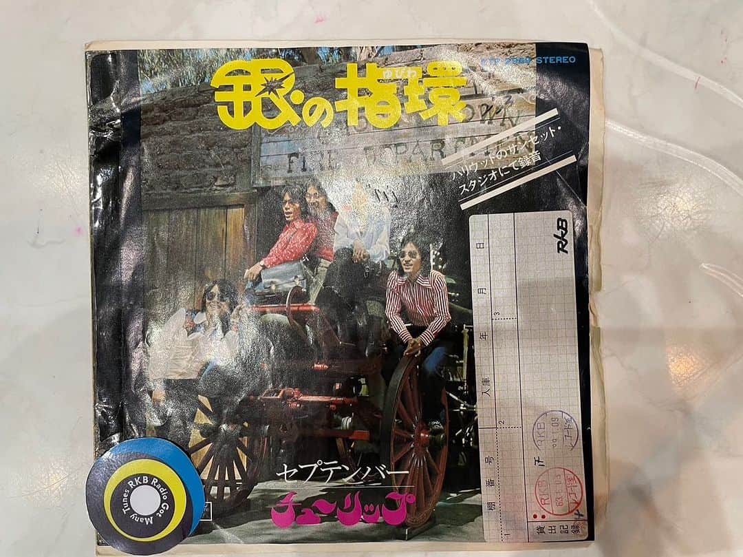 深町健二郎さんのインスタグラム写真 - (深町健二郎Instagram)「Got Many Tunes 5  Aug. 2023🎶  ナイター中継のため、3週間ぶりでした。 番組全体を通して、あと1ヶ月後に迫ったサンセットライブ特集！Fukamachi Tunesでは、注目のS.A.R.とHIMI、 VINYLリリースしたばかりのLil Summer、Original Loveを紹介。  Dig Dig Recordsは、'73〜'74箱をメル冨田ことトミジイがオープン。  アラン・ドロン主演のサントラから安定のB面スタートw ジャンニ・フェリオのイタリアングルーヴに痺れる。日吉ミミもB面「捜索願い」w  中洲ジャズの出張が決まった八代亜紀から、歌姫繋がりでアレサ・フランクリン。スティービーの大好きな名曲「待ちこがれて」(邦題知りませんでした)で割り込み。  先日50周年ライブに行って来たばかりのチューリップの大ヒット曲。これも50年前かぁ。兄貴が持ってた懐かしのジョーディー！このバンドもニューカッスル出身なんだ。アニマルズ、プリファブ・スプラウトだけじゃない。  糸島在住のピーターさん。「人間狩り」タイトルが如何にも昭和で良い。勝新、おがた愛とレア盤が続き、トニー・ヴィスコンティプロデュース、T.REXも同じくレア盤。  このコーナーではお馴染み、ホセ・フェリシアーノのハズレなし伝説は続き、来日記念盤からエルトン・ジョンに繋いだら、なんと私が小5の時、今は無き九電記念体育館で初めて観た際の記念盤だった。  今回は個人的に音楽に目覚めたあたりの欠片が垣間見れる箱で、タイムカプセルのようでもあり、なんでその時代をトミジイが良く知っているのか、謎は益々深まるばかりでした😆」8月6日 13時23分 - kenjirofukamachi
