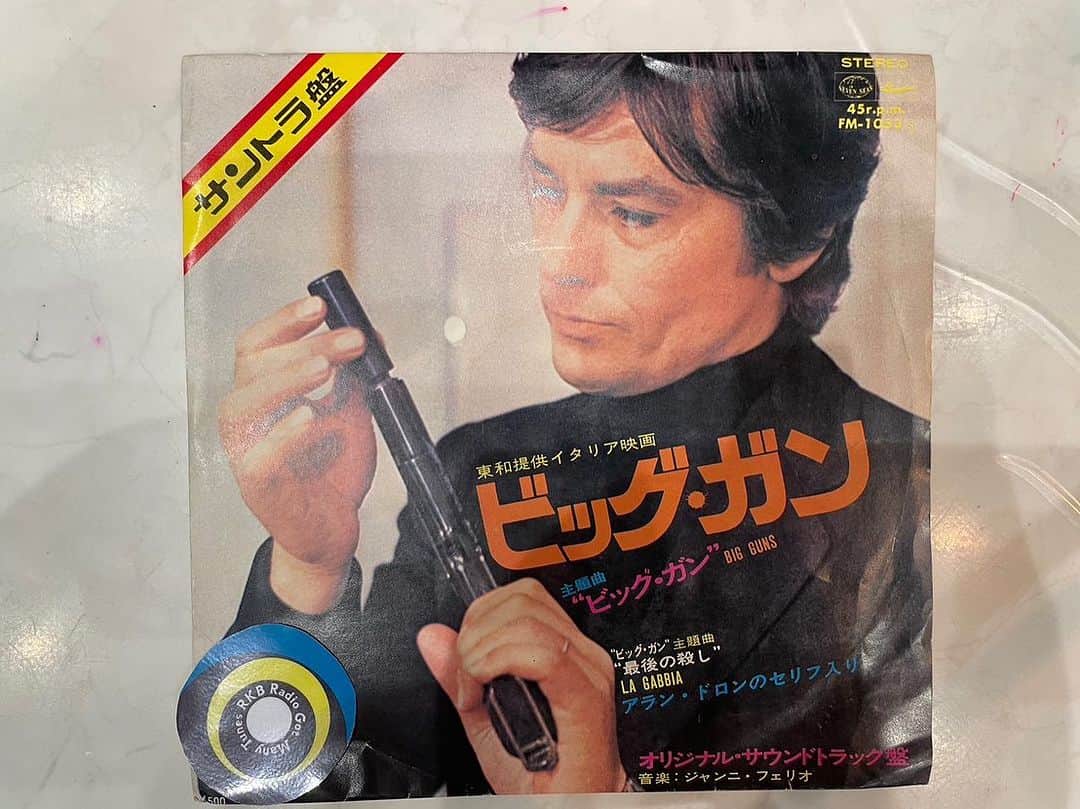 深町健二郎のインスタグラム：「Got Many Tunes 5  Aug. 2023🎶  ナイター中継のため、3週間ぶりでした。 番組全体を通して、あと1ヶ月後に迫ったサンセットライブ特集！Fukamachi Tunesでは、注目のS.A.R.とHIMI、 VINYLリリースしたばかりのLil Summer、Original Loveを紹介。  Dig Dig Recordsは、'73〜'74箱をメル冨田ことトミジイがオープン。  アラン・ドロン主演のサントラから安定のB面スタートw ジャンニ・フェリオのイタリアングルーヴに痺れる。日吉ミミもB面「捜索願い」w  中洲ジャズの出張が決まった八代亜紀から、歌姫繋がりでアレサ・フランクリン。スティービーの大好きな名曲「待ちこがれて」(邦題知りませんでした)で割り込み。  先日50周年ライブに行って来たばかりのチューリップの大ヒット曲。これも50年前かぁ。兄貴が持ってた懐かしのジョーディー！このバンドもニューカッスル出身なんだ。アニマルズ、プリファブ・スプラウトだけじゃない。  糸島在住のピーターさん。「人間狩り」タイトルが如何にも昭和で良い。勝新、おがた愛とレア盤が続き、トニー・ヴィスコンティプロデュース、T.REXも同じくレア盤。  このコーナーではお馴染み、ホセ・フェリシアーノのハズレなし伝説は続き、来日記念盤からエルトン・ジョンに繋いだら、なんと私が小5の時、今は無き九電記念体育館で初めて観た際の記念盤だった。  今回は個人的に音楽に目覚めたあたりの欠片が垣間見れる箱で、タイムカプセルのようでもあり、なんでその時代をトミジイが良く知っているのか、謎は益々深まるばかりでした😆」