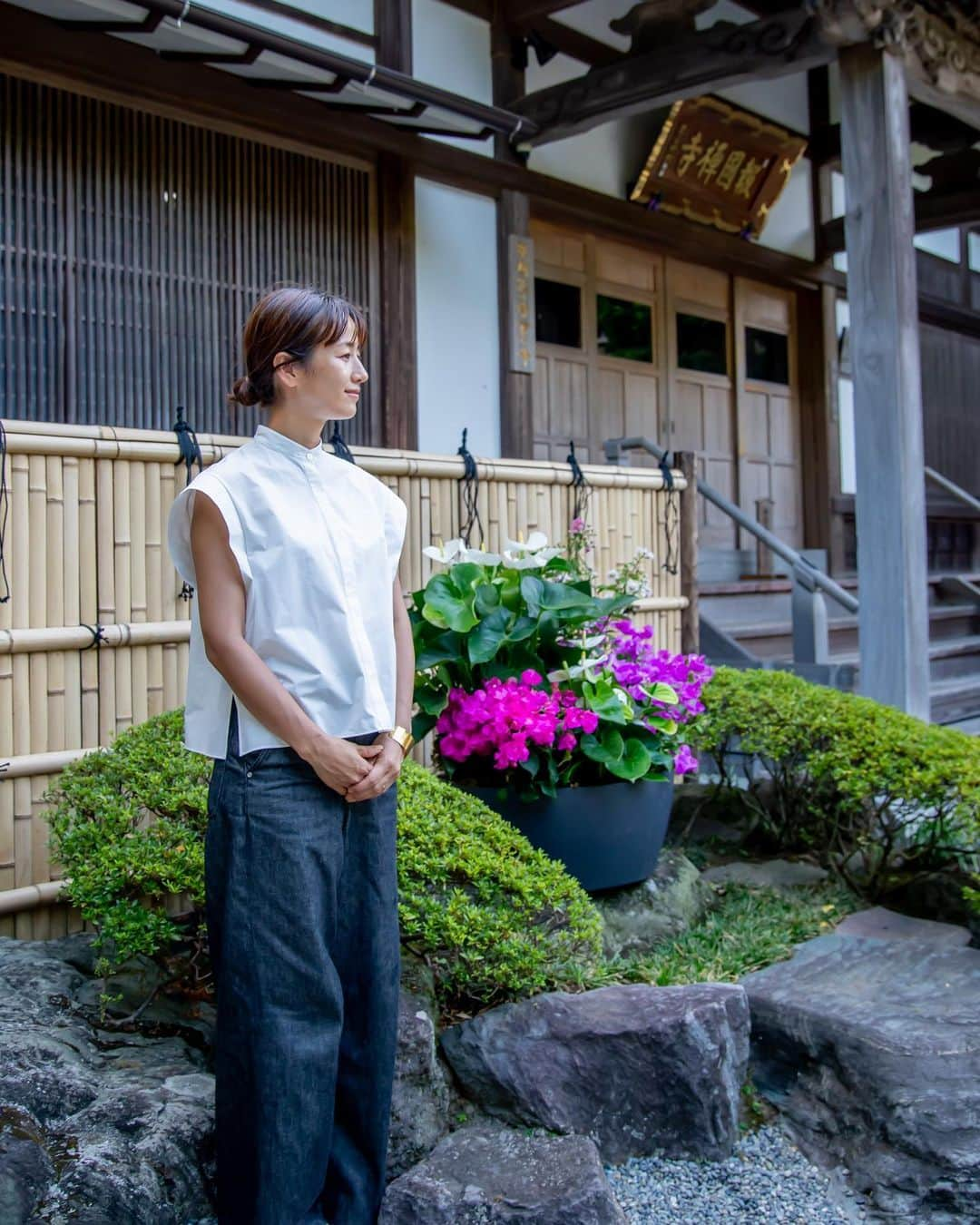 前田有紀さんのインスタグラム写真 - (前田有紀Instagram)「鎌倉にあるお寺、報国寺で本堂脇にお客様をお迎えするウェルカムフラワーを置かせていただいてきます。　@houkokuji_official   2000本もの竹からなる竹庭を見たくて訪れる観光客も世界中から集まっていて、鎌倉に住むローカルとしてもいつ訪れても美しい庭と苔に穏やかな気持ちになれる特別なお寺です。  今回はサルスベリ、オオウチワ、イカダカズラを集めて飾りました。 納品の際にちょうど境内の撮影もあって写真撮っていただきました。  #報国寺 #報国寺の竹林」8月6日 13時17分 - yukimaeda0117