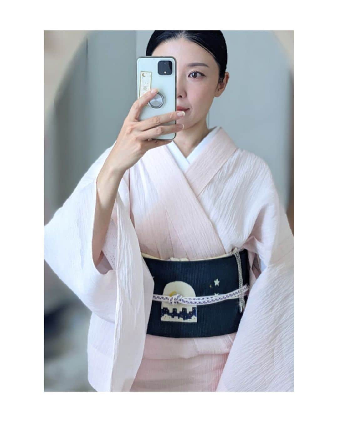 川村亜紀のインスタグラム：「小千谷縮を着まして、お出かけしました👒 #kimono #kimonocordinate #japanesekimono #japanesetradition #beautifultradition #lovekimono  #instakimono #기모노  #お着物 #お着物コーディネート #着物コーディネート  #夏着物 #小千谷縮 #夏着物コーデ #夏帯 #長吉呉服店 さん #亜紀の和装記録」