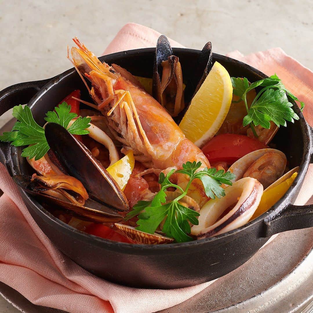 のインスタグラム：「.  【キハチ カフェ】  ＼夏のSPECIAL MENU／    写真は、夏のスペシャルメニューの「いろいろ魚介と十六穀米の焼きリゾット　ペスカトーレ風」です。  赤海老、イカ、ムール貝、アサリの４種の魚介と、十六穀米のトマトライスを合わせたペスカトーレ風のリゾット。レモンを搾って、味の変化をお楽しみください。    ■料金　 1,782円    ■提供期間　販売中～2023年9月6日    ■取り扱い店舗  日比谷シャンテ、アトレ浦和、東急百貨店たまプラーザ店、福岡三越、セントシティ、福屋八丁堀本店、名鉄百貨店本店    #KIHACHI #キハチ #KIHACHICAFE #キハチカフェ  #焼きリゾット #ペスカトーレ風 #いろいろ魚介 #夏メニュー #カフェランチ #カフェディナー  #キハチカフェ日比谷シャンテ  #キハチカフェアトレ浦和  #キハチカフェ東急百貨店たまプラーザ店  #キハチカフェ福岡三越  #キハチカフェ福屋八丁堀本店  #キハチカフェ名鉄百貨店本店  #キハチカフェセントシティ」