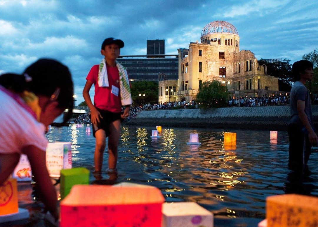 Q. Sakamakiさんのインスタグラム写真 - (Q. SakamakiInstagram)「Hiroshima: August 6 is the anniversary of the unprecedented event. 78 yeas ago, an atomic bomb as the first nuclear weapon was dropped on the city of Hiroshima, killing instantly 100,000 people or so. Three days later, on August 9, Nagasaki was also attacked with another nuclear bomb that then killed 70,000 people so. The death toll of the two events consequently killed more than half million people due to the related injury and radiation. However the risk of the reuse of the nuclear weapon is now increasing more than ever. It’s not only because Russian’s war on Ukraine. But also the United States, Russia, China and other nuke powers have not yet signed or ratified the Treaty on the Prohibition of Nuclear Weapons (TPNW), despite the fact that the UN treaty became the international law in 2021.  The caption of the image: Toro Nagashi (Floating Lantern) ceremony to pray for the souls of the victims of the Atomic Bomb, near Hiroshima’s iconic Genbaku Dome — the only structure left standing in the area where the first atomic bomb exploded on 6 August 1945. Shot in 2011.」8月6日 13時32分 - qsakamaki