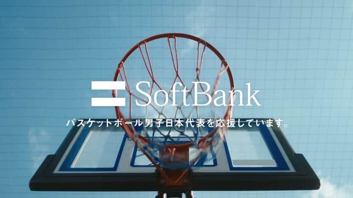 Awichのインスタグラム：「今月末から沖縄で開催されるFIBAの🏀バスケ男子日本代表の応援するソフトバンクの新CMに楽曲提供しました🙏  先日のFIBAの1ヶ月前イベントでみんなで歌わせていただいた沖縄アリーナ🏟️💕 こそでこれから勇敢に闘う男子日本代表を鼓舞できるような楽曲です❤️‍🔥  「Guerrilla (ゲリラ)」とは、奇襲。相手の作戦をかき乱す様な、予測不能で、瞬時に状況を変える可能性を秘めた不屈の挑戦者精神を表しています。世界へ挑み続ける日本代表の、どんな状況でも「Get it up」する姿勢、つまり自分や周りを鼓舞して最後まで戦い抜く強い意志を歌っています。「身じろぎもせずに見つめよ、尻込みはせずに掴めよ」というフレーズは、恐怖に屈せず、自分たちの目標に向かって果敢に前進する熱意を、選手は勿論、応援している全員が共有できる様に。困難を乗り越えて頂点に立つことへの強い意志を称える曲です🙏🫡🏀🔥❤️‍🔥💘」