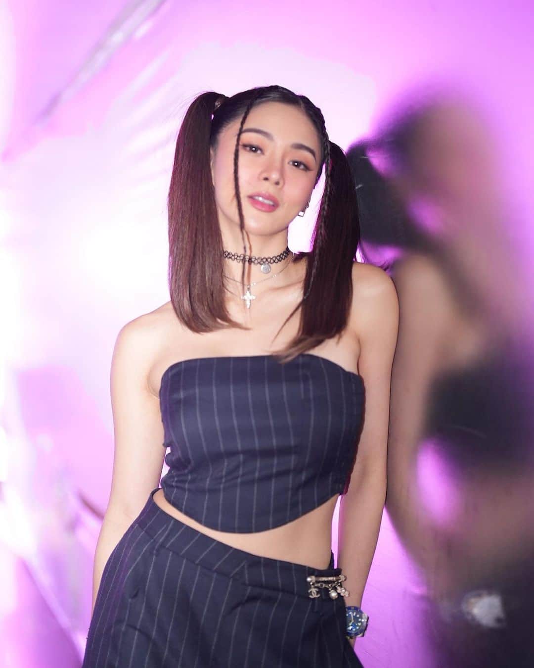 Kim Chiuのインスタグラム：「“Baby, you can find me under the lights Diamonds under my eyes Turn the rhythm up, don't you wanna just Come along for the ride? Oh, my outfit so tight You can see my heartbeat tonight I can take the heat, baby, best believe That's the moment I shine.”💕🎶💕 (kinanta mo din ba?😜) @dualipa   #ootdksyc #ootd #FitCheck all from @hm #HMPhilippines ❤️ Bag @houseoflittlebunny.ph in 𝐌𝐨𝐦𝐞𝐧𝐭𝐮𝐦 two-tone black and craie🖤🤍 comes in 2 straps and super spacious! One of my fave designs.🥰 click link on my bio to shop.☝🏻」