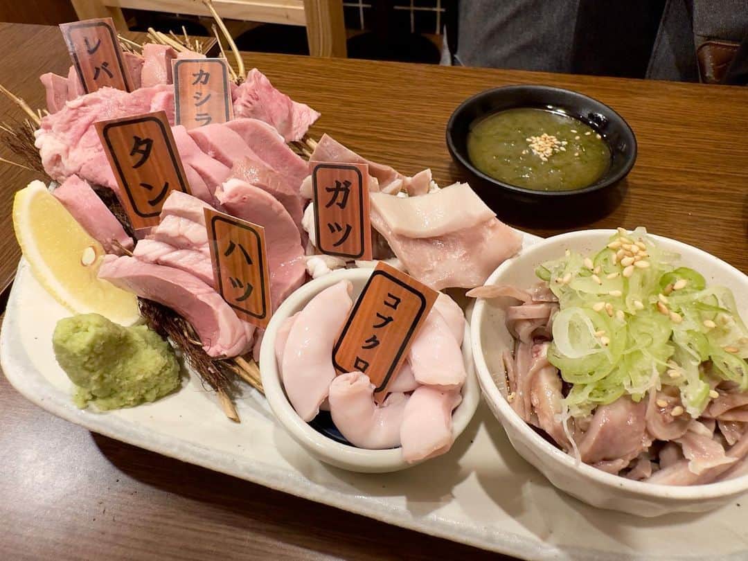 のインスタグラム：「コスパ最強な大衆酒場が横浜西口にオープン！ 屠殺場を買収し、朝どれのもつをウリとしたもつ焼き、刺しが絶品。 お通しのもつ煮込みは食べ放題&立ち席はアルコール&ソフドリ全品半額✨ どれもボリュームあって、腹パン必至！  #原田商店 #大衆酒場 #もつ焼き #もつ煮 #食べ放題 #居酒屋 #激安 #コスパ最高 #つくね #夏野菜 #せんべろ #神奈川グルメ #横浜グルメ #youtube #わっきーtv」