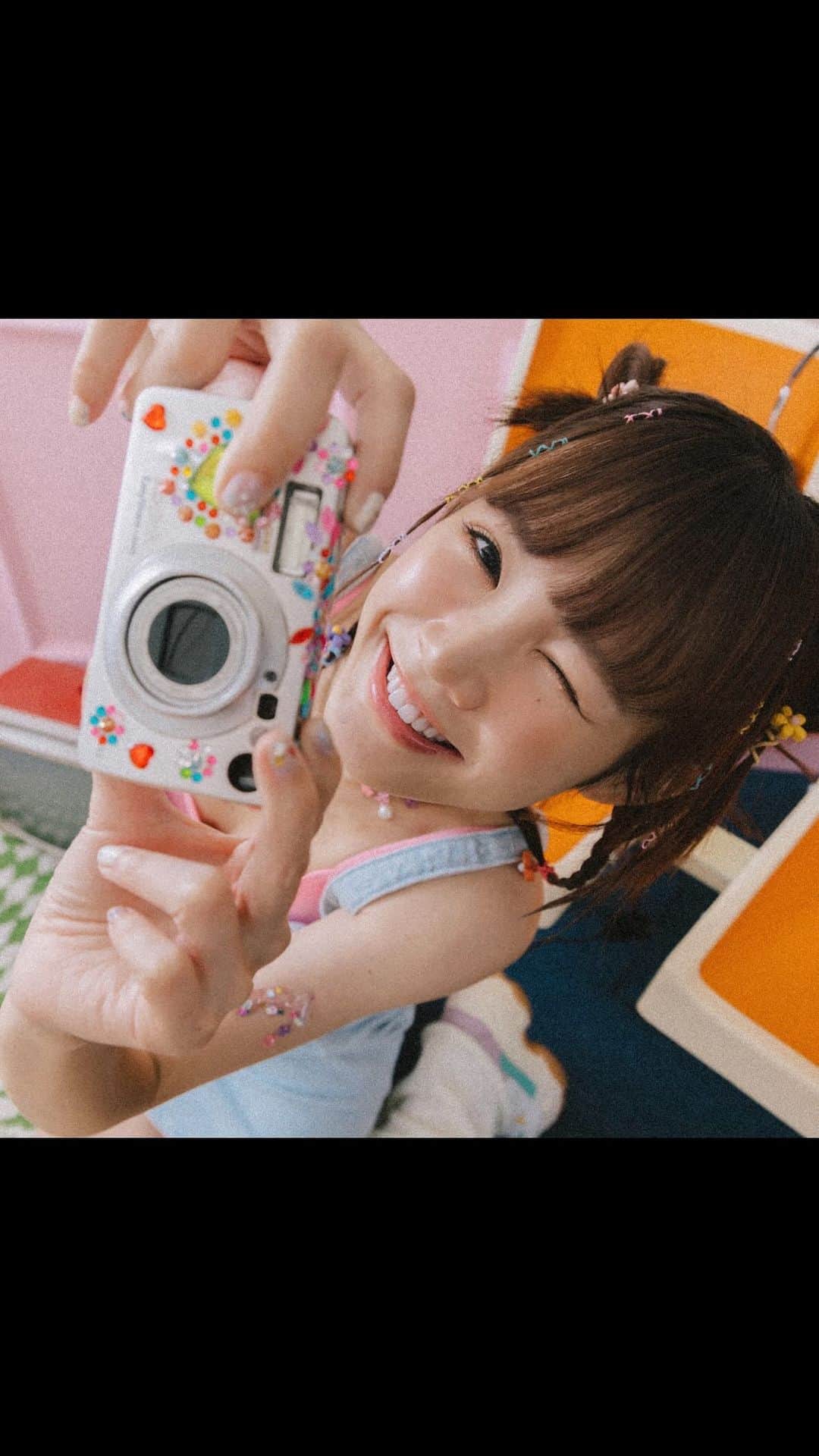 ウー・シンティーのインスタグラム：「一週挑戰來啦！ 這次是「用𝐘𝟐𝐊風格過一週」 每天這樣出門其實還 挺害羞的(///∇//)  今晚九點𝐘𝐓首播 一起回到千禧年啦✨✨✨  #心緹youtube」
