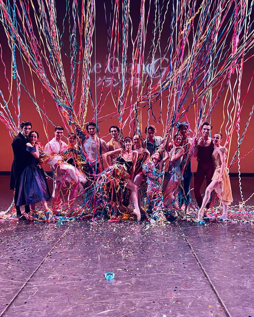 ドロテ・ジルベールのインスタグラム：「Dernier spectacle. Un grand merci au public Japonais ♥️🇯🇵 Tokyo > Nagoya > Osaka avec les merveilleux danseurs  @mathieuganioofficiel @ludmila_pagliero_official @amandinealbisson @humarchand @leobaulac @friedemannvogel_official @bianca.scudamore @audricbezard @clara_mousseigne @thomas.docquir @n.divico pour @legrandgala  #tbs」