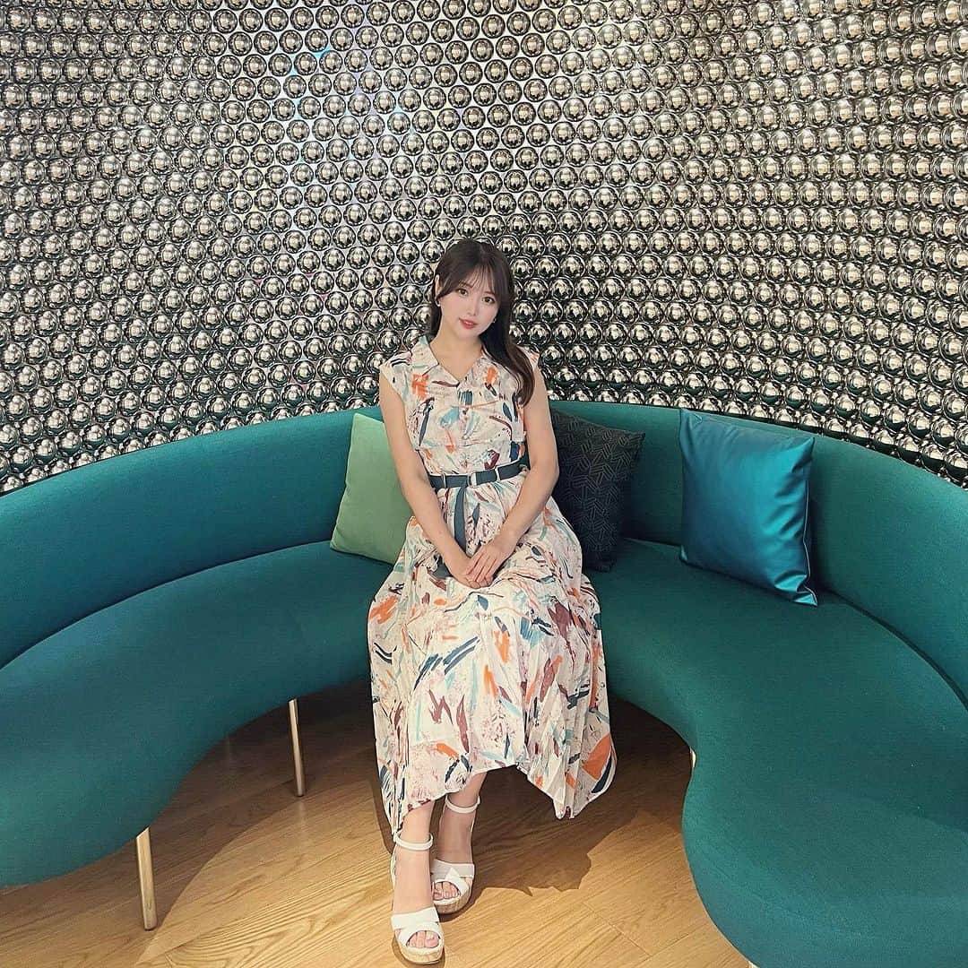 武田華恋のインスタグラム：「米マリオットグループ最高級ホテルW大阪にお邪魔しました🥰まるでナイトクラブのようなおしゃれでキラキラな空間でした✨ #五つ星ホテル #wホテル #wosaka #whotel  #大阪旅行  #本日のコーデ」