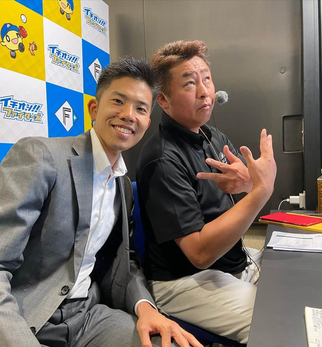 五十幡裕介のインスタグラム：「昨日に続いて今日も、 ファイターズvsホークスの試合をエスコンフィールドから生中継⚾️ 8月6日「ハム(86)の日」にちなみ、 ハムの詰め合わせのプレゼントも🎁 「HTB onちゃんアプリ」をダウンロードの上、 中継内で発表するキーワードに注目して下さい！  解説は岩本勉さんです！今日もフルパワー💪  【番組情報】 「イチオシ!!ファイターズ 北海道日本ハムvs福岡ソフトバンク」 今日6日(日)午後1時55分から エスコンフィールド北海道より生中継！ 解説：岩本勉、実況：五十幡裕介  #エスコンフィールド #北海道 #北広島 #新球場 #生中継 #北海道日本ハムファイターズ #日本ハム #ファイターズ #福岡ソフトバンクホークス #ソフトバンク #ホークス #予告先発 #ポンセ 投手 #スチュアートJr 投手 #解説 #岩本勉 さん #HTB #アナウンサー #五十幡裕介 #実況」