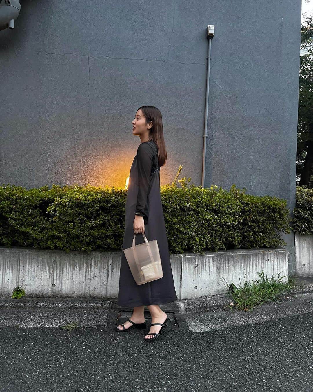 萩原舞のインスタグラム：「ちょっと大人っぽい雰囲気に したかった日🌓  シースルー着ると 腕が痩せて見えるから嬉しい🥹（笑）  最近暑すぎて髪の毛アップにする事が多いけど、この日は久しぶりにしっかりアイロンしてストレートにした(^｡^) 暑かったけど、たまにはいいかも🤭  #outfit  #beautifulpeople  #uniqlo #hiddentaste」
