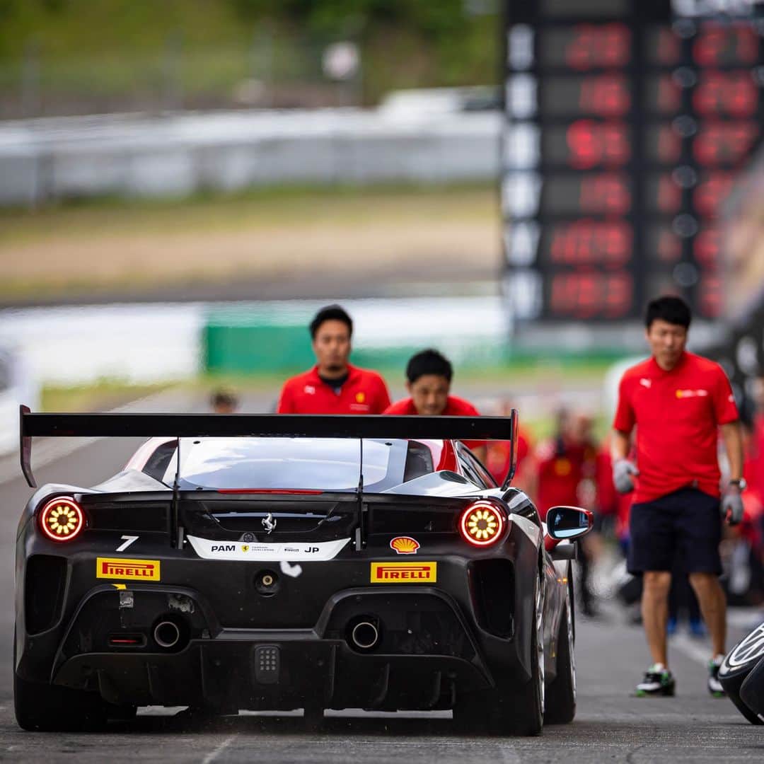 Ferrari Japanさんのインスタグラム写真 - (Ferrari JapanInstagram)「灼熱のなかスポーツランドSUGOで行われた「#FerrariChallenge ジャパンシリーズ」最後のラウンドとなるDay2。予選ステージでは、決戦に向けて各車#PirelliPzero タイヤを変えてベストラップを目指す。残り8分17秒、コースアウトによる赤旗中断に見舞われるという波乱の展開も。ポールシッターはRace1から追い上げたドライバー、そしてシリーズ王者目前となるふたり。決勝に向けて、プライドをかけた#Ferrristi 最後の挑戦が今、始まる。  #Ferrari #フェラーリ #FerrariJapan #Ferrarichallenge #FerrariChallengeJapan #Ferrari488ChallengeEVO #FerrariCorseClienti #FerrariRaces #フェラーリチャレンジ #フェラーリレース #LuxuryLifestyle #LuxuryCars #CarLifestyle #Ferraristi #ラグジュアリーカー」8月6日 13時57分 - ferrarijpn