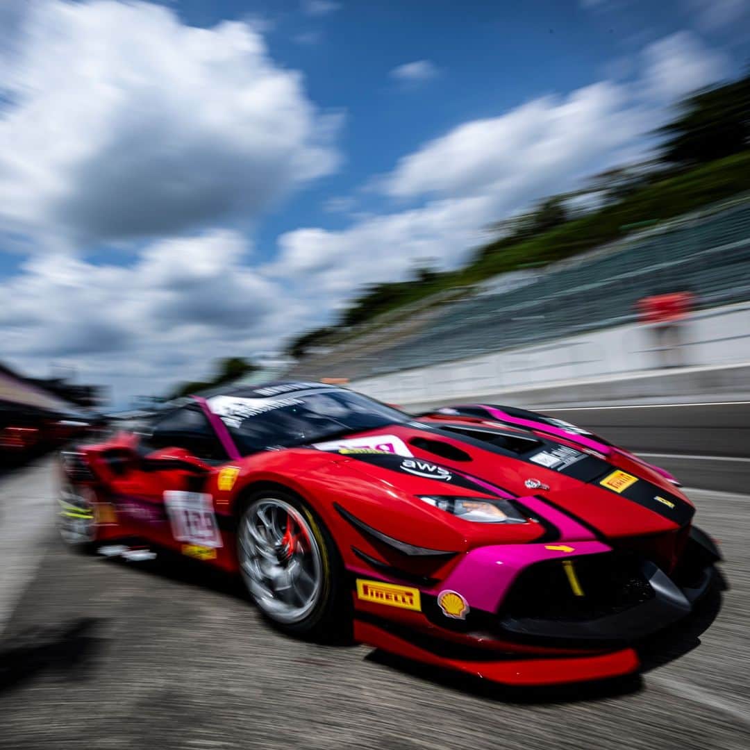 のインスタグラム：「灼熱のなかスポーツランドSUGOで行われた「#FerrariChallenge ジャパンシリーズ」最後のラウンドとなるDay2。予選ステージでは、決戦に向けて各車#PirelliPzero タイヤを変えてベストラップを目指す。残り8分17秒、コースアウトによる赤旗中断に見舞われるという波乱の展開も。ポールシッターはRace1から追い上げたドライバー、そしてシリーズ王者目前となるふたり。決勝に向けて、プライドをかけた#Ferrristi 最後の挑戦が今、始まる。  #Ferrari #フェラーリ #FerrariJapan #Ferrarichallenge #FerrariChallengeJapan #Ferrari488ChallengeEVO #FerrariCorseClienti #FerrariRaces #フェラーリチャレンジ #フェラーリレース #LuxuryLifestyle #LuxuryCars #CarLifestyle #Ferraristi #ラグジュアリーカー」