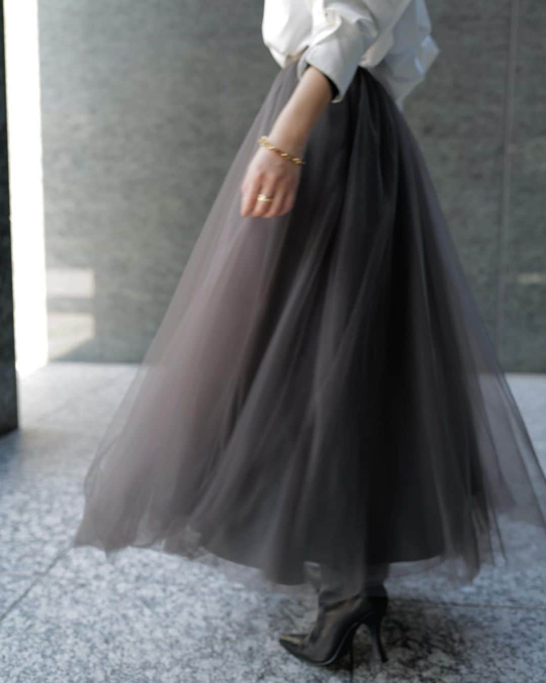 中村麻美さんのインスタグラム写真 - (中村麻美Instagram)「⁡tulle volume skirt ❤︎ ⁡ こちらのスカートもとても人気で、 現在charcoal greyは再入荷中✨ ⁡ 柔らかなチュールを3枚重ねて ボリュームたっぷりに仕上げました。 ⁡ ウエストには艶のあるサテン地のゴムを使用し、トップスインでも綺麗な見た目に◎ 伸縮性もしっかりあるので着心地も良いんです☺️ ⁡ シンプルなニットやシャツはもちろん、 ジレなどを合わせて甘さ控えめなコーディネートにするのが今の気分🍂 ⁡ #anuans #anuans_2023aw #preorder」8月6日 13時50分 - asami_nakamura_