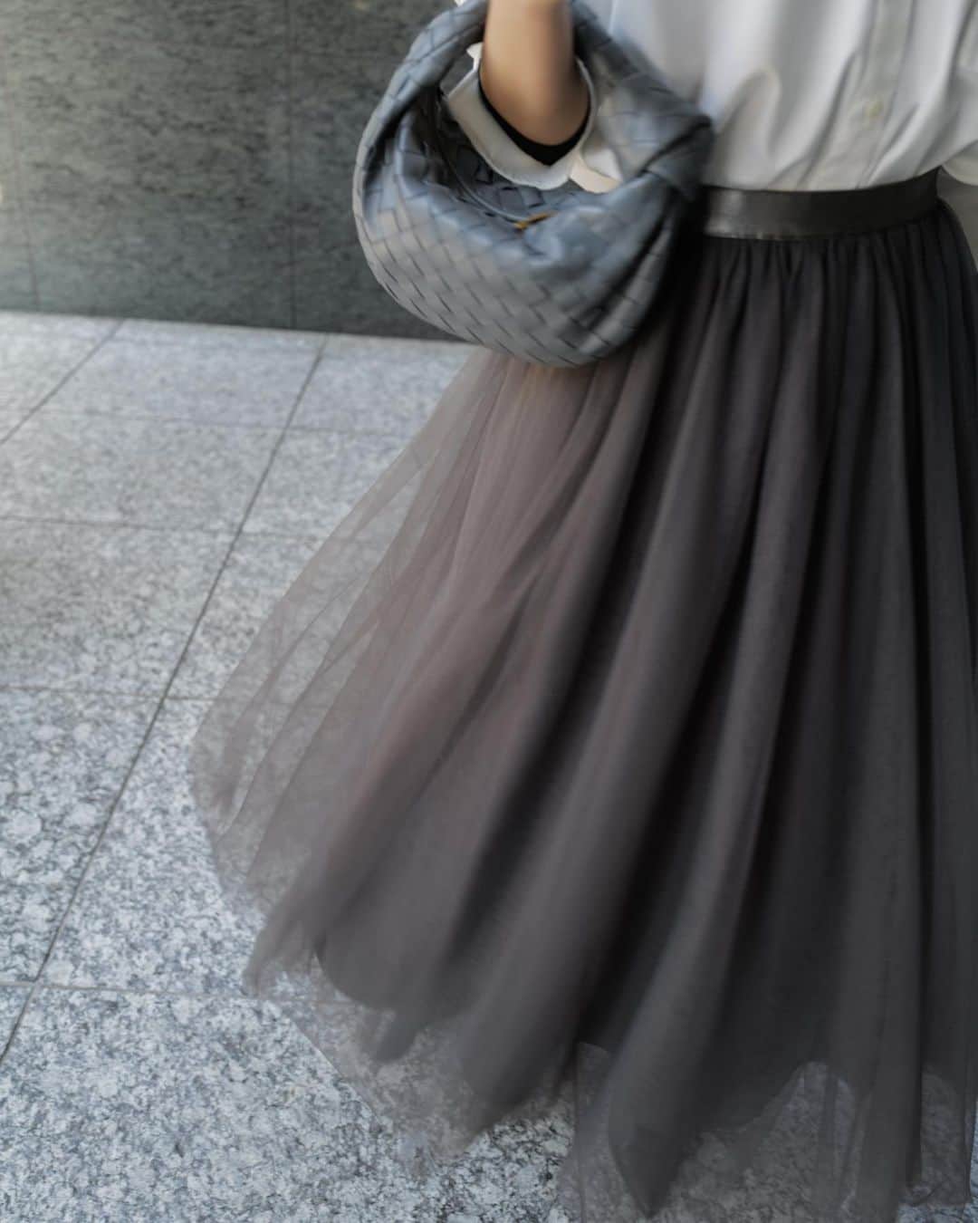 中村麻美さんのインスタグラム写真 - (中村麻美Instagram)「⁡tulle volume skirt ❤︎ ⁡ こちらのスカートもとても人気で、 現在charcoal greyは再入荷中✨ ⁡ 柔らかなチュールを3枚重ねて ボリュームたっぷりに仕上げました。 ⁡ ウエストには艶のあるサテン地のゴムを使用し、トップスインでも綺麗な見た目に◎ 伸縮性もしっかりあるので着心地も良いんです☺️ ⁡ シンプルなニットやシャツはもちろん、 ジレなどを合わせて甘さ控えめなコーディネートにするのが今の気分🍂 ⁡ #anuans #anuans_2023aw #preorder」8月6日 13時50分 - asami_nakamura_
