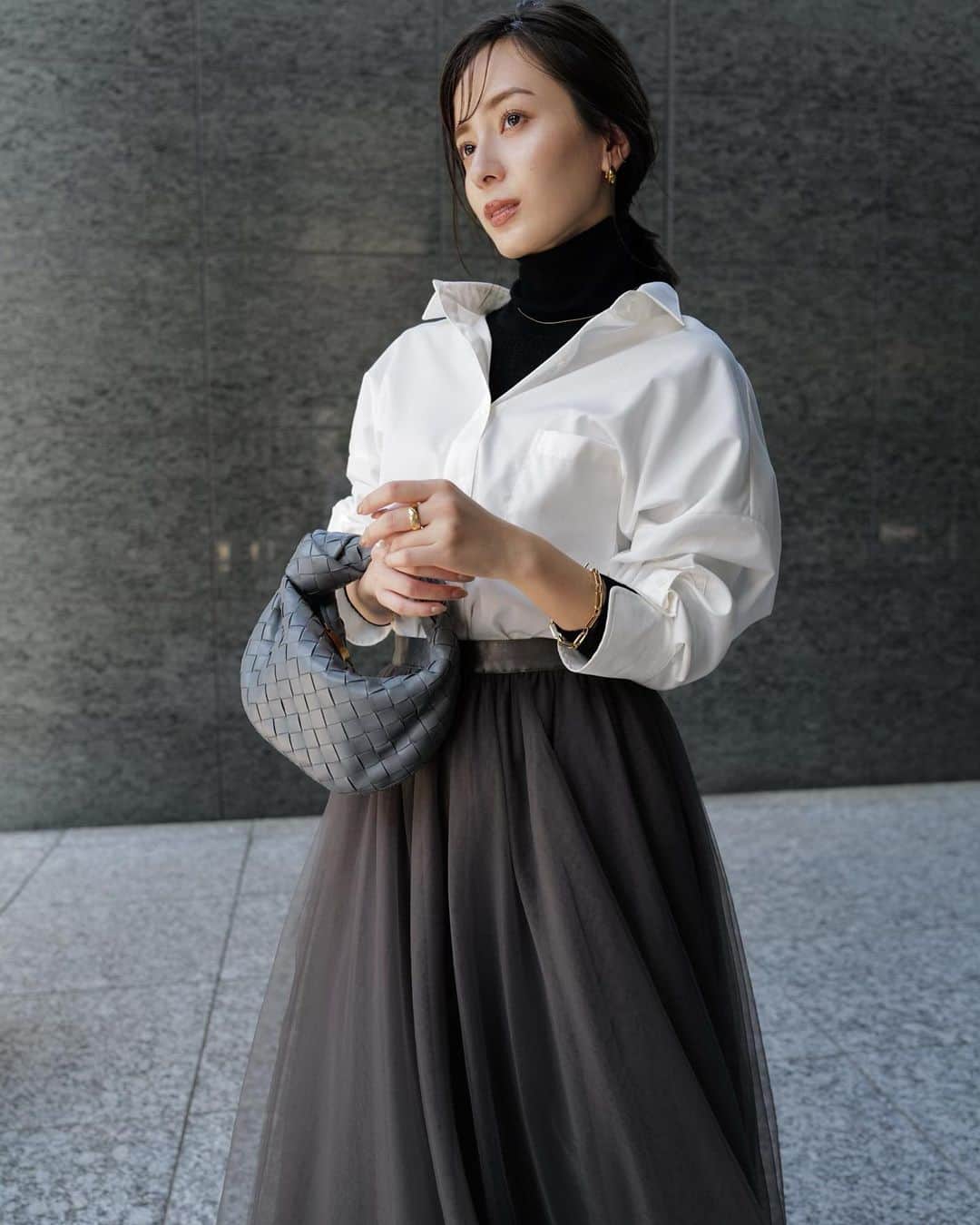 中村麻美さんのインスタグラム写真 - (中村麻美Instagram)「⁡tulle volume skirt ❤︎ ⁡ こちらのスカートもとても人気で、 現在charcoal greyは再入荷中✨ ⁡ 柔らかなチュールを3枚重ねて ボリュームたっぷりに仕上げました。 ⁡ ウエストには艶のあるサテン地のゴムを使用し、トップスインでも綺麗な見た目に◎ 伸縮性もしっかりあるので着心地も良いんです☺️ ⁡ シンプルなニットやシャツはもちろん、 ジレなどを合わせて甘さ控えめなコーディネートにするのが今の気分🍂 ⁡ #anuans #anuans_2023aw #preorder」8月6日 13時50分 - asami_nakamura_