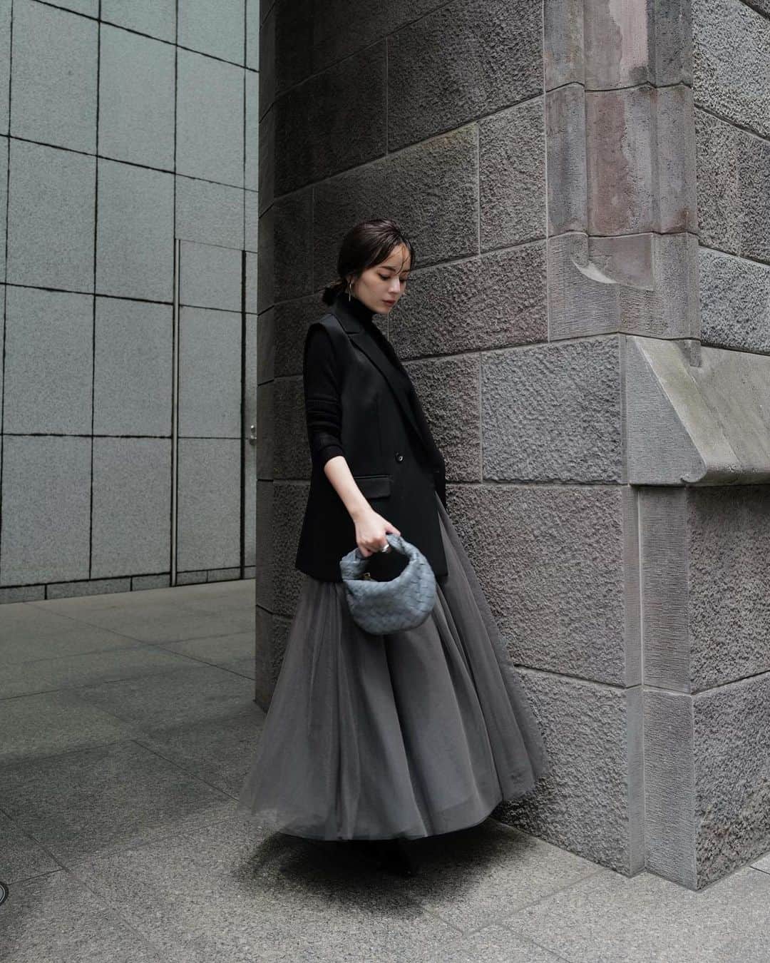 中村麻美さんのインスタグラム写真 - (中村麻美Instagram)「⁡tulle volume skirt ❤︎ ⁡ こちらのスカートもとても人気で、 現在charcoal greyは再入荷中✨ ⁡ 柔らかなチュールを3枚重ねて ボリュームたっぷりに仕上げました。 ⁡ ウエストには艶のあるサテン地のゴムを使用し、トップスインでも綺麗な見た目に◎ 伸縮性もしっかりあるので着心地も良いんです☺️ ⁡ シンプルなニットやシャツはもちろん、 ジレなどを合わせて甘さ控えめなコーディネートにするのが今の気分🍂 ⁡ #anuans #anuans_2023aw #preorder」8月6日 13時50分 - asami_nakamura_