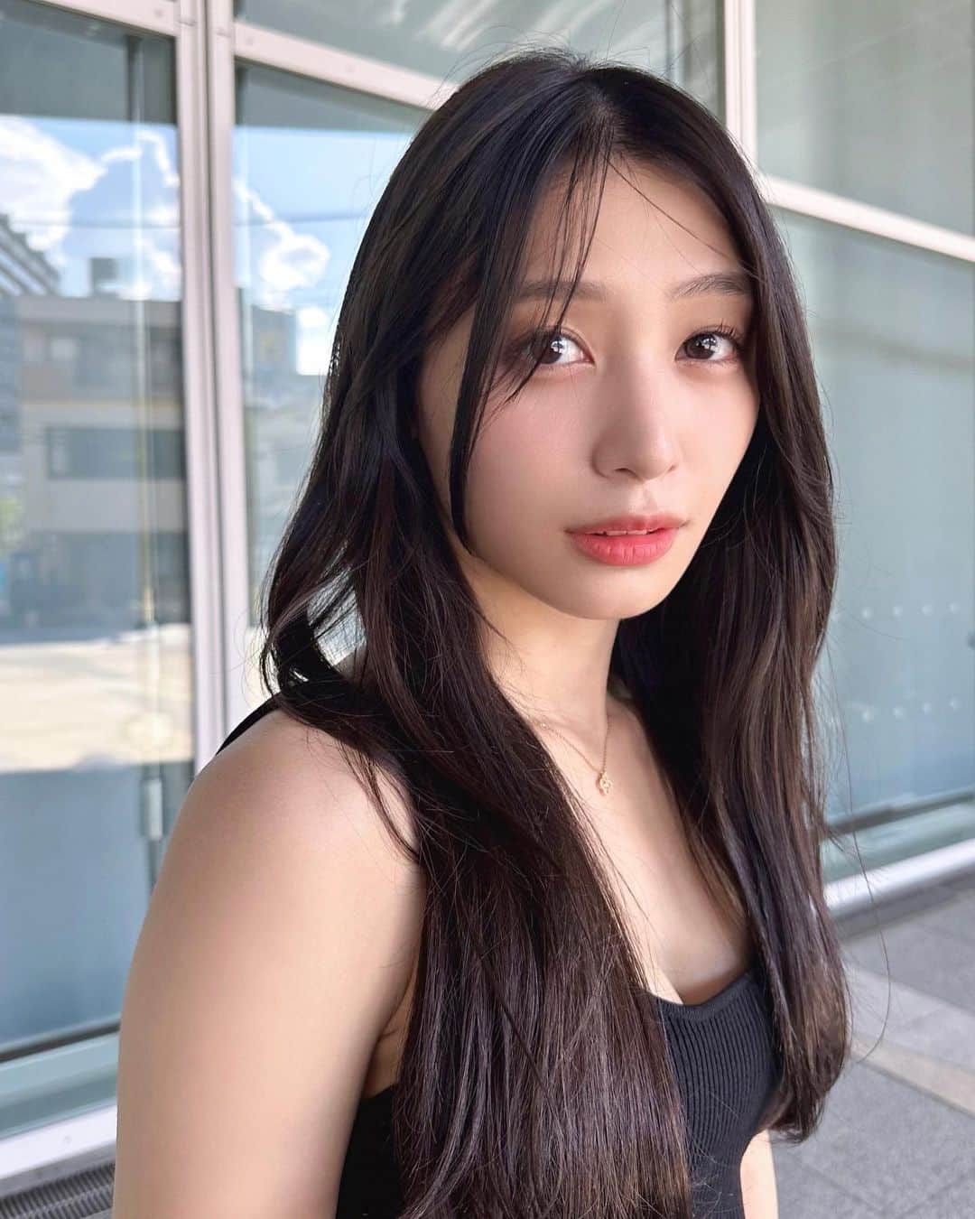 椚ありさのインスタグラム：「髪は暗い方が落ち着く…🤔🤍」