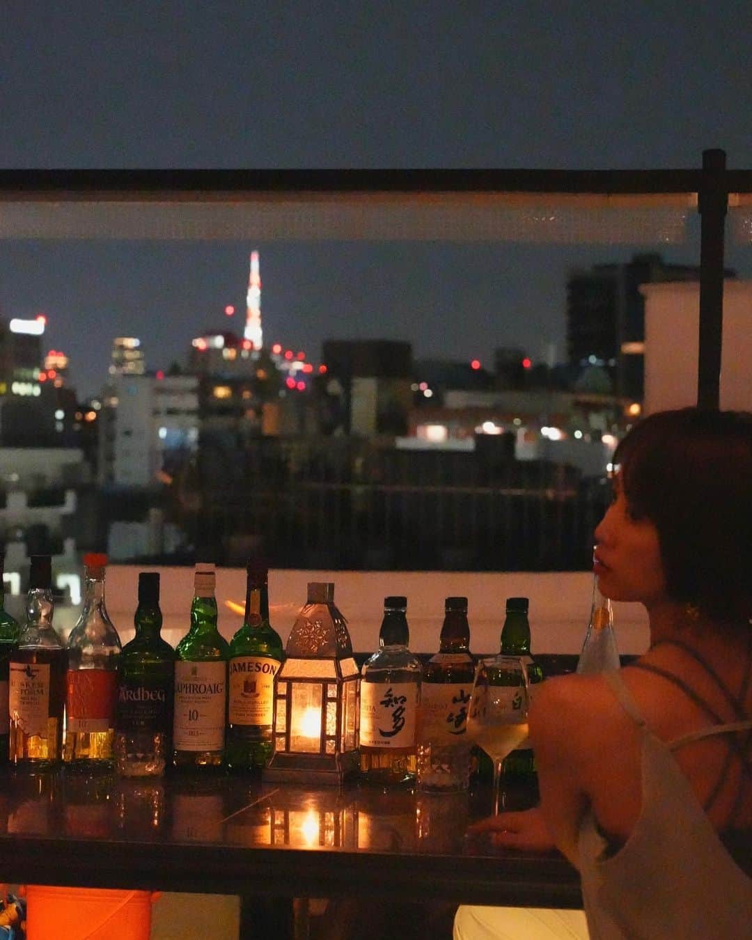 渡辺由布子さんのインスタグラム写真 - (渡辺由布子Instagram)「🗼🥂  恵比寿の街を見下ろす丘の上に佇むルーフトップバー「Bistro Franky Hotel」で過ごす熱帯夜。  東京タワーやガーデンプレイスを望む夜景に、暖かな灯りとアンティーク調のインテリアが柔らかな雰囲気を醸し、時間の経過を忘れてしまう。  本当は誰にも教えたくないけれど、誰かをお連れしたら100%喜んでもらえるからついリピートしてしまう。  今回はタパスに合わせて(と、試験に備えて)ナチュールワインにしてみたけれど、個人的にはここのモヒートが好き♡  #lifeislive #frankyhotel #PR #rooftopbar #tokyotower #ルーフトップバー #隠れ家バー #恵比寿ルーフトップバー #恵比寿バー #ナチュラルワイン #ナチュール #恵比寿デート #フランキーホテル #naturalwine #datenight #TGIF #barhopping #tipsy #夏はモヒート #のんべえ 左腕に #虫除けシール   🏷️ Bistro Franky Hotel 📍 @lifeislive 🗾 #Ebisu (#恵比寿 ) #TOKYO (#東京 ) 🌏 #🇯🇵 #JAPAN (#日本 )」8月6日 13時52分 - watanabe_yuko