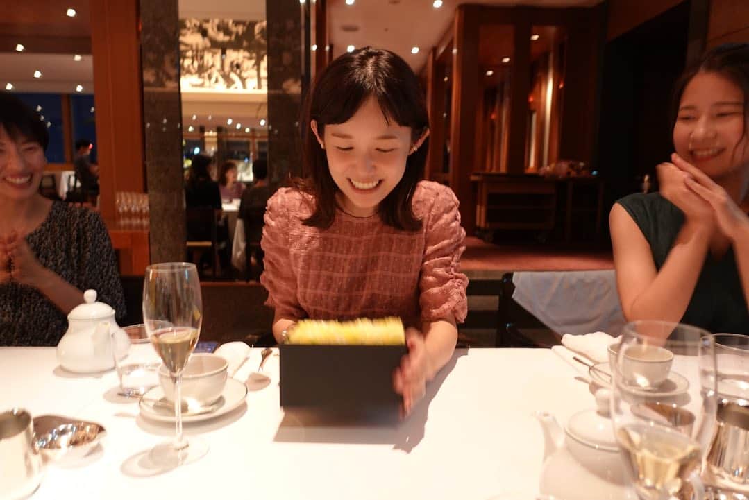 萩中ユウのインスタグラム：「昨日の余韻に浸る...🌻 トレーナーのみんなから頂いた気持ちが嬉しい。  今日までの全ての瞬間を共有してきた仲間たちと、お互いを讃え合う夜🥂 講座が終わってからも涙流して、やっぱり受講生たちの未来について熱く語る。 みんながどんどん頼もしく、自信に溢れて輝く姿に感動。  愛の喜びを伝える仲間たち。 なにより私たちが楽しみながら進もう💕  #結婚相談所Marions」