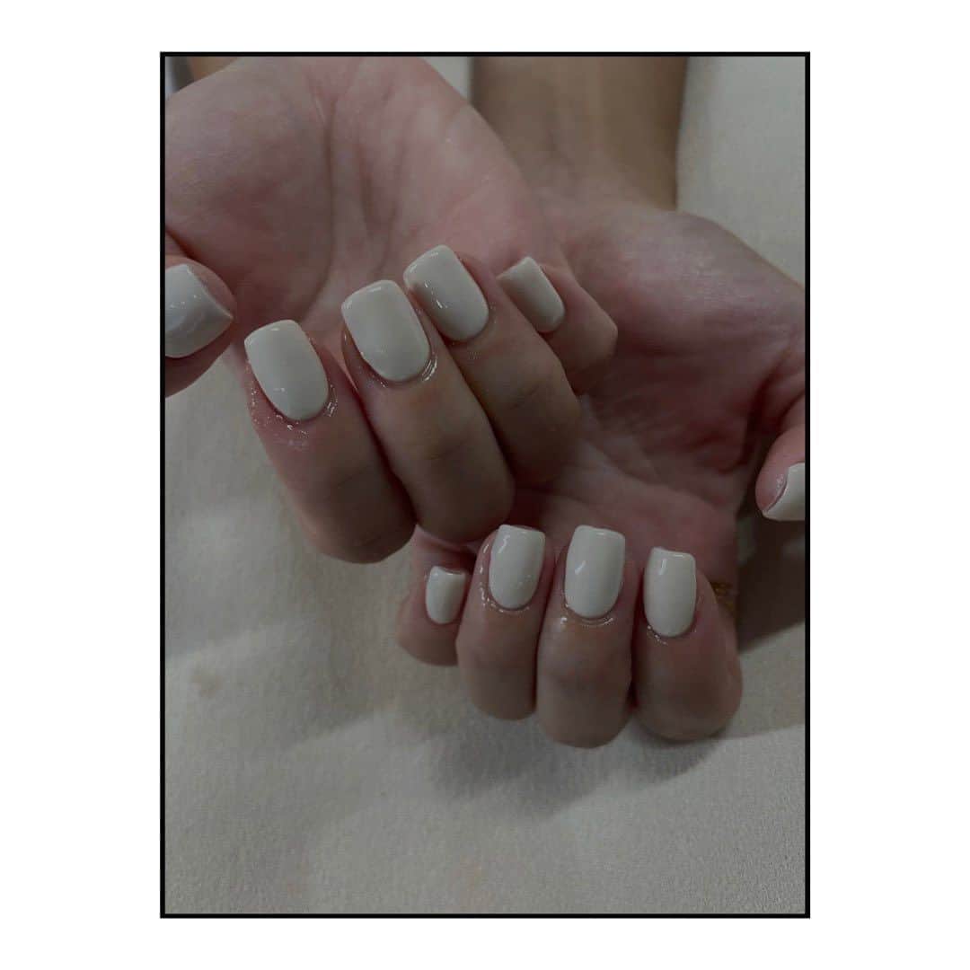 藤田敦子のインスタグラム：「ㅤ @nes.nail  久々にどシンプルなオフホワイトネイル✨ やはり落ち着くシンプルネイル。 歯のホワイトニングは、時間切れで次に🥺 しばらくホームケアで頑張ります🙏 ねろさんのサロンは、ネイルも眉毛まつ毛も 歯のホワイトニングもできて楽ちん✨なの。」