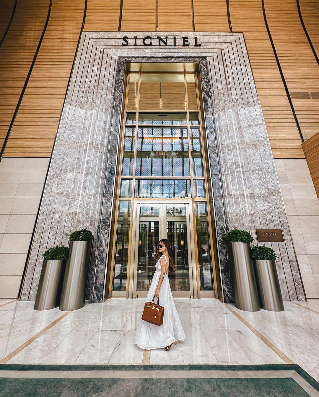 Stella Leeのインスタグラム：「The epitome of luxury in South Korea, SIGNIEL Seoul 🇰🇷. Nestled within the 6th tallest structure in the world, Lotte Tower, this 6-stars hotel spans floors 76 to 101, offering a mesmerizing panoramic view of the vibrant city below. This is the best way to elevate your stay in Seoul for an unrivaled blend of sophistication and serenity ✨」