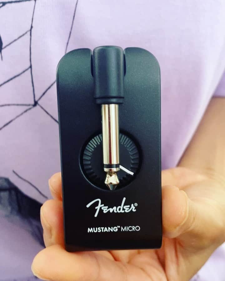 のインスタグラム：「旅のお供にFenderのヘッドフォンアンプ導入しました。 これ、プラグをギターやベースに直接挿してすぐ弾けちゃうやつ。  360度プラグ部分が回転するのでON/OFFや音色作りの操作がとてもしやすいのです。 何といってもBluetooth経由で楽曲と一緒に音が出せるので予習復習に超便利だし、お気に入りの動画や曲達と一緒にプレイを楽しんだりも。  PCとUSB接続するとオーディオインターフェイスにもなるのでフレーズを思いついた時にもすぐ録音できるという優れものです✌️  #fender  #mustungmicro」