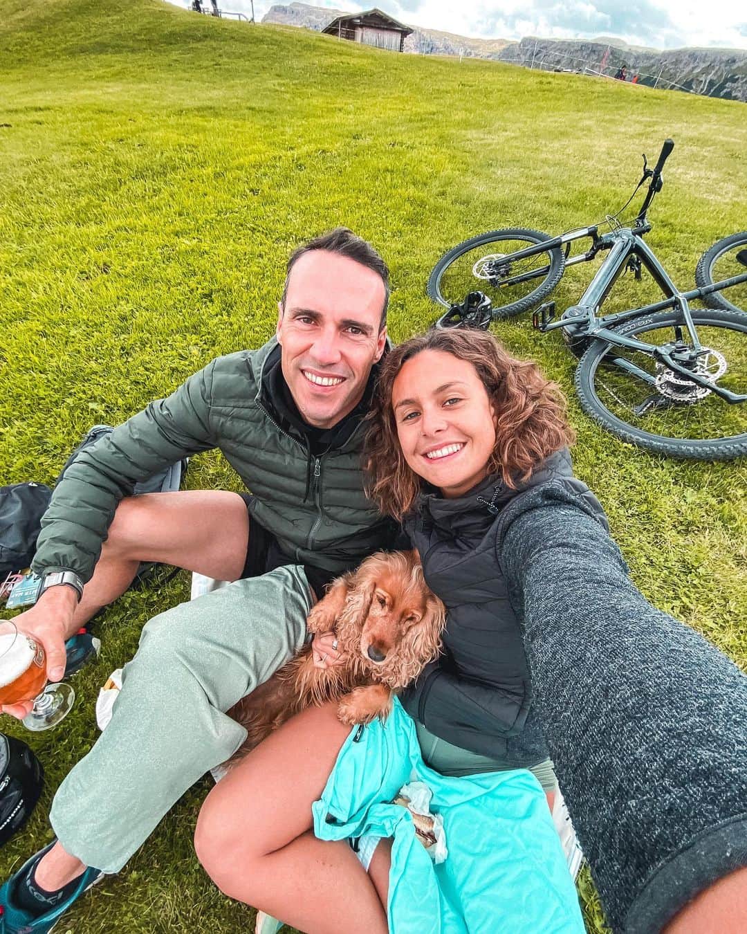 ファビオ・スコツォーリのインスタグラム：「Noi , la squadra migliore che conosca ❤️ scorrere fino all’ultima foto per capire la fatica 🤣 questa non è una vacanza …. Cit ….  📍 #alpidisiusi #travel #vacation #family」