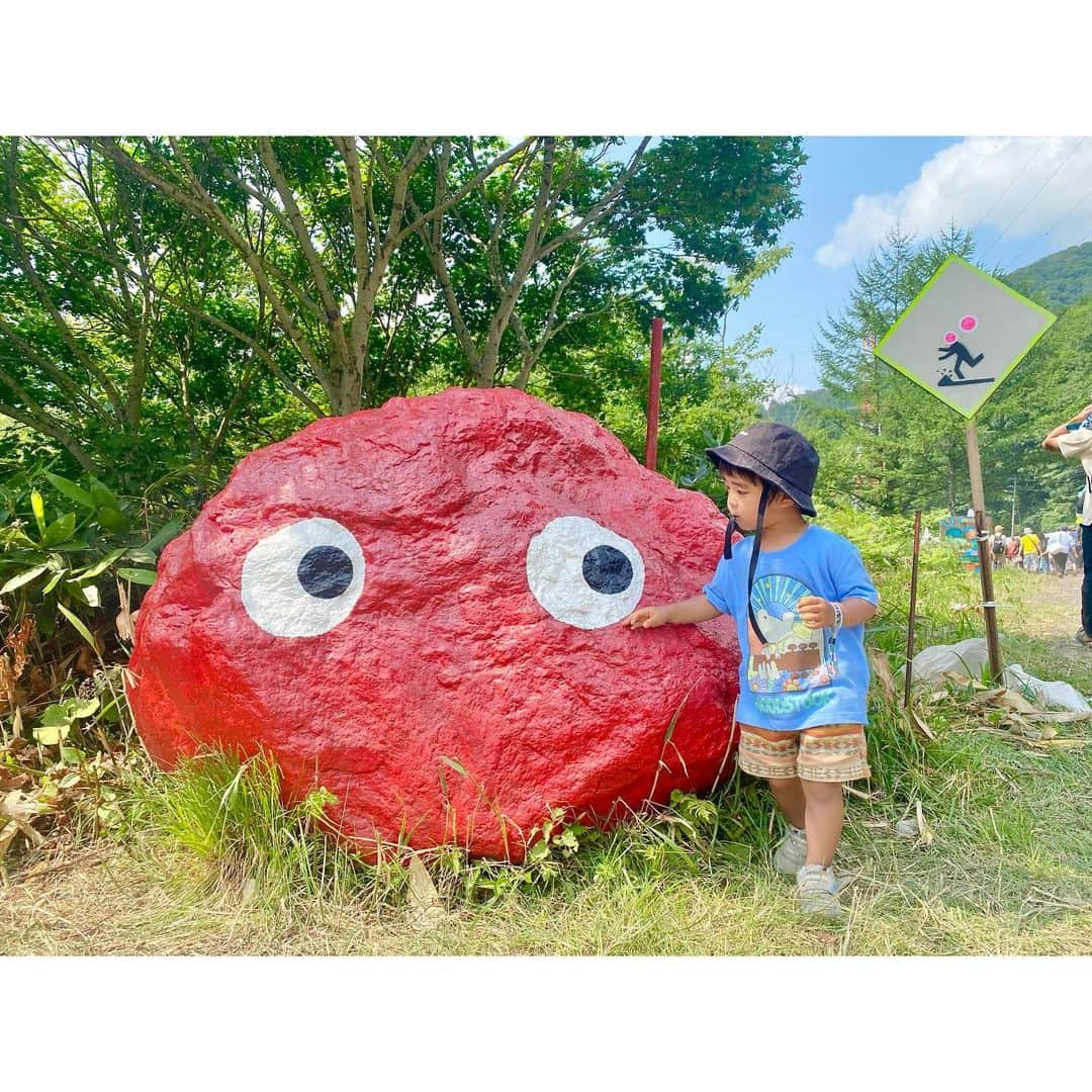 鬼頭由芽さんのインスタグラム写真 - (鬼頭由芽Instagram)「・ 四年ぶりのフジロック！ 四年前にはいなかった2歳の息子を連れて 初のファミリーフジロックでした。  思っていたよりアスファルトで舗装された道が多くて ベビーカーやアウトドア用のカートの人がたくさんいました😂 うちはおんぶできるベビーキャリアで挑んだけど 来年以降また参加するなら アウトドア用のカートに屋根をつけてかなぁと思います🤔  息子が思いの外、音楽にノリノリで踊ってくれたのに 気持ち的にかなり助けられました😂 最後のはTHE STROKESで踊る息子。  ところでTHE STROKESといえば幻の2020年フジロックのヘッドライナーでした。  夫婦共に大好きなストロークスの出演が発表されたのが2020年3月。 でもフジロック本番には、私は妊娠8ヶ月。 自分は絶対行けないけど、泣く泣く夫に「夫さんもストロークス大好きだし、一人で行ってきてもいいよ😭😭😭😭😭」と伝えていました。  結局あの年のフジロックは中止になり 今年、そのストロークスが3年越しのヘッドライナー。 そのお腹の子を連れて、三人で観られるよ、と2020年春ごろの自分に伝えてあげたい😂」8月7日 0時55分 - xxyumeyumexx