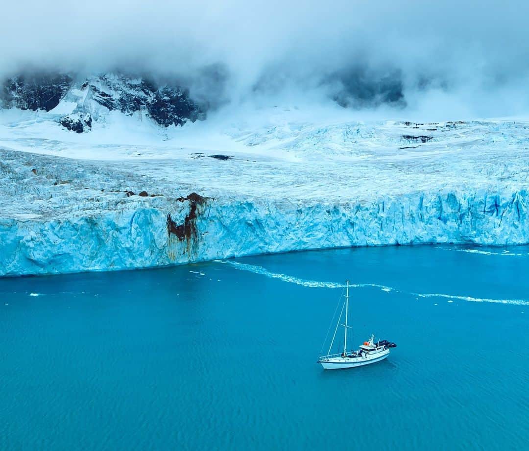 National Geographic Travelさんのインスタグラム写真 - (National Geographic TravelInstagram)「Photos by @bertiegregory | Sailing to Antarctica is always an adventure. Big waves, 9,000-foot (2,700-meter) snowy mountains, and breathtaking glaciers are all part of it!」8月7日 1時00分 - natgeotravel