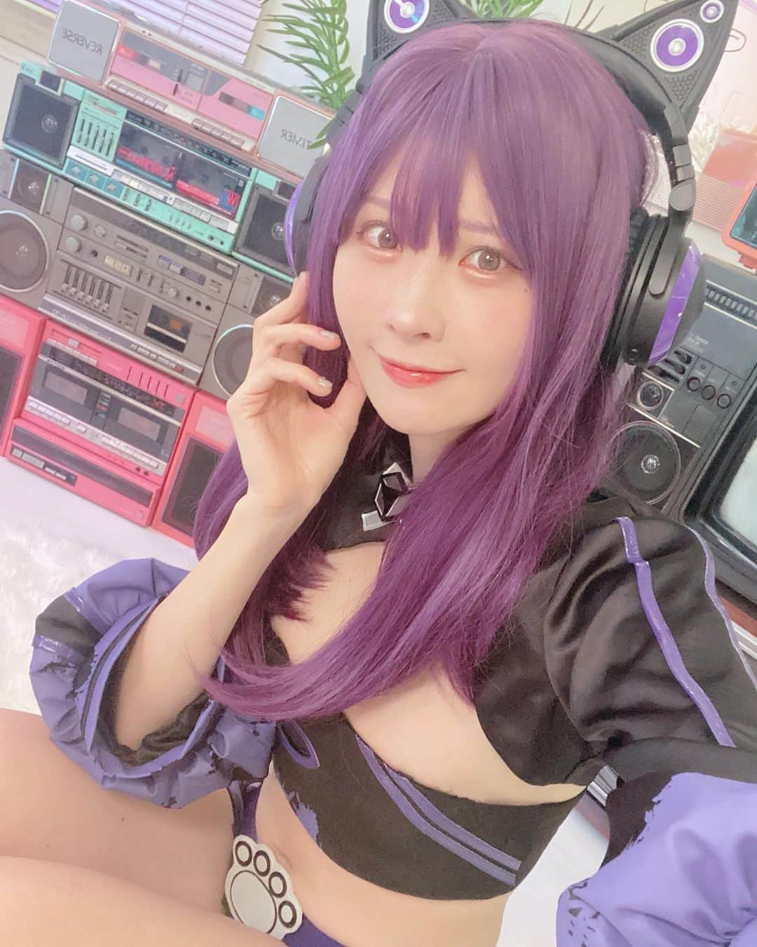 立石都美（みゃこ）のインスタグラム：「LEVEL∞（レベル インフィニティ）×みゃこコラボゲーミングPC が8月8日発売するにょ〜  TwitterというかXというか彼女というか細君というかフォロー&リツイートでサイン入りコラボゲーミングPCが当たるから参加してみてねぇ  この撮影、去年の9月！もはや懐かし！動画はえい梨ちゃんが撮ってくれたお〜！  紫の印象ないって言われるんだがバンドやってるときのカラーずっと紫だぞ(;o;)」