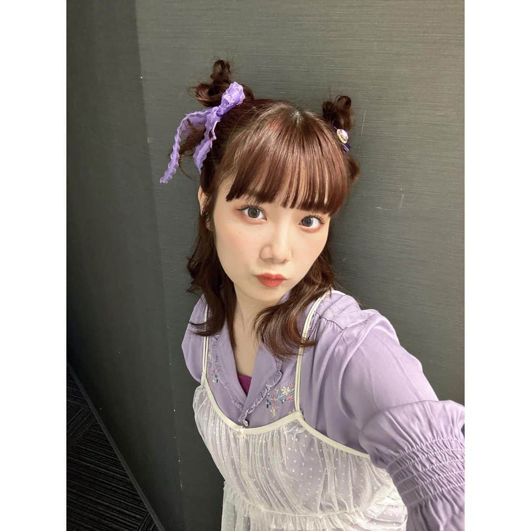 MOMOKAさんのインスタグラム写真 - (MOMOKAInstagram)「・ 改めて！ 8/1.2.3全3公演！ カルコメPURPLEありがとうございましたー！！！💜  一年ぶりのコントでした！ めちゃめちゃ難しかったです！ でもめちゃめちゃ楽しかったです！ とにかく明るくて楽しい座組で、それぞれの個性があって、なにより面白くて。 出演できたことをとても嬉しく思います。 またカルコメ出れますようにーー！✌️🌸🌸  間の取り方とか、声の使い方、どうしたら面白くなるかを今回も沢山失敗して沢山吸収したので今後に活かせるよう頑張ります！！😹  3日間の髪型まとめも載せておきます👧🏻毎日かわいい髪型できてはっぴーだったなー！どの髪型が好きだった？👀💜」8月6日 23時26分 - momoka_jewel