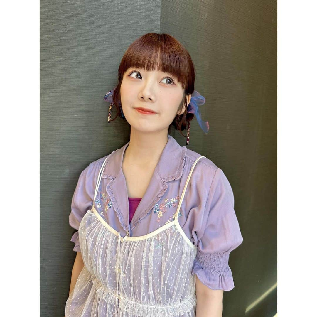 MOMOKAさんのインスタグラム写真 - (MOMOKAInstagram)「・ 改めて！ 8/1.2.3全3公演！ カルコメPURPLEありがとうございましたー！！！💜  一年ぶりのコントでした！ めちゃめちゃ難しかったです！ でもめちゃめちゃ楽しかったです！ とにかく明るくて楽しい座組で、それぞれの個性があって、なにより面白くて。 出演できたことをとても嬉しく思います。 またカルコメ出れますようにーー！✌️🌸🌸  間の取り方とか、声の使い方、どうしたら面白くなるかを今回も沢山失敗して沢山吸収したので今後に活かせるよう頑張ります！！😹  3日間の髪型まとめも載せておきます👧🏻毎日かわいい髪型できてはっぴーだったなー！どの髪型が好きだった？👀💜」8月6日 23時26分 - momoka_jewel