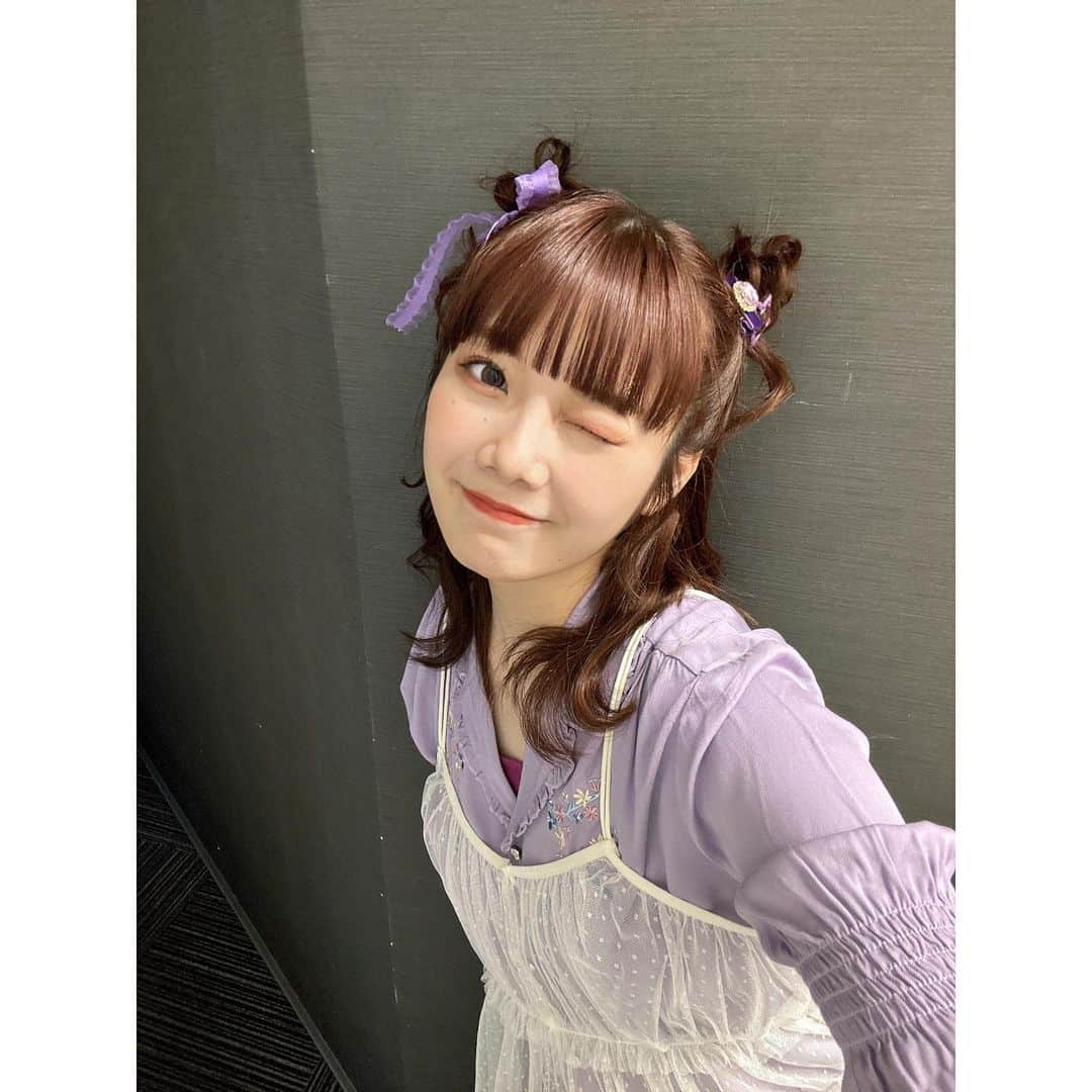 MOMOKAさんのインスタグラム写真 - (MOMOKAInstagram)「・ 改めて！ 8/1.2.3全3公演！ カルコメPURPLEありがとうございましたー！！！💜  一年ぶりのコントでした！ めちゃめちゃ難しかったです！ でもめちゃめちゃ楽しかったです！ とにかく明るくて楽しい座組で、それぞれの個性があって、なにより面白くて。 出演できたことをとても嬉しく思います。 またカルコメ出れますようにーー！✌️🌸🌸  間の取り方とか、声の使い方、どうしたら面白くなるかを今回も沢山失敗して沢山吸収したので今後に活かせるよう頑張ります！！😹  3日間の髪型まとめも載せておきます👧🏻毎日かわいい髪型できてはっぴーだったなー！どの髪型が好きだった？👀💜」8月6日 23時26分 - momoka_jewel