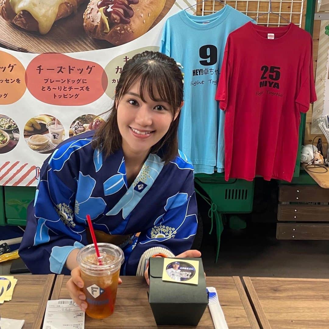 のインスタグラム：「本日もエスコンフィールド行ってきました😆💖  1人で行くのに慣れたから、頻度も増えそうです♫  写真は新垣勇人さん(@hayato.arakaki28 )のキッチンカーKAKILAND (@kakiland.dream)で撮っていただきました♡  カルビ丼で勝つ日ドン！と、チーズドックと、アイスティー😌  1人なのに何故浴衣！？と思った方もいらっしゃると思いますが、 なんとこれ！！！ファイターズの浴衣なんです😍  今着ないとあっという間に雪降るからね！！！  夏の野球観戦には毎回この浴衣を着ていくことをもう心に決めましたよ🤩  この浴衣も大きなブルーのハマナスがあしらわれてて可愛いし 生地がしっかりしてるけど、涼しい素材かつシワにならなくて今まで着た浴衣の素材1番自分で着付けしやすかったです✨  帯締めと髪飾りは自分のをつけて行ったよ♫  そして昨日は来場者全員に朝夏祭りのハッピが配られる日で、行きたかったけどチケット完売でハッピ手に入れられず悲しんでいた所…  神様はいました😇  なんと試合当日急遽、先日結婚を発表させていただいた旦那さまがエスコンフィールドの超みんわら祭りに出演することになりまして、 ハッピをいただいたそうで持って帰ってきてくれました🤩  ありがたや…👏🥲✨  ファイターズの今日の試合結果は残念だったけど、やっぱり野球は生で観るのがイチバンだし 球場の空気吸ってるだけで幸せだ😚 超個人的には淺間選手に早く一軍に帰ってきてほしいです❗️  来週も行けることになったんだ〜🥰楽しみ！  #北海道日本ハムファイターズ @fighters_official  #エスコンフィールド #fヴィレッジ  @fvillage_official  #lovefighters」