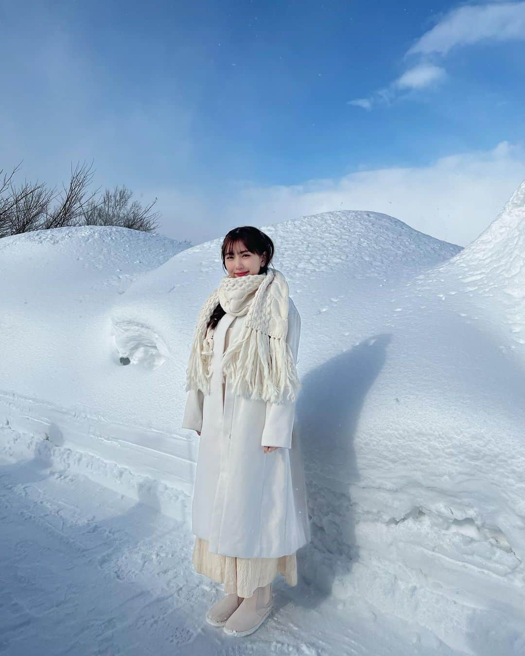 熊崎晴香のインスタグラム：「⁡ この暑い時期に見てると涼しくなってくるでしょ？⛄️❄️ ⁡ 発売日まであと3日！ 明日はお渡し会✌️ ⁡ #熊崎晴香1st写真集　#表情ガール　#北海道　#雪　#Snow #white」