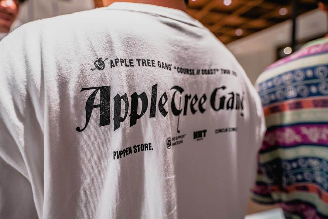 土井地博のインスタグラム：「過日。  Apple Tree Gang Miyazaki mtg "Course II Coast"  @apple.tree.gang   先日、開催された素晴らしいイベントに参加させていただきました。  新たな仲間との出会いや素敵な方々と共に過ごした事、本当に感謝です。  テイゾウさんとDKJくんの会話から始まったこの企画。ゴルフとサーフィンを愛する人達の輪が更に広がりますように。 @teizoinsta @dkj75   イベント企画や各催し、気遣い、サービスなど素晴らしいものでした。  コミュニティからうまれるカルチャーこそが一過性のブームではなく本来のライフスタイルと実感。  😎😎😎 @circlecircle_2020  @mratsushihashimoto @pato_____  @pippenstore  @h2t_golf @h2t_tokyo  @clubhaus.jp  @hahahar29   #miyazaki #golf #surf #community」