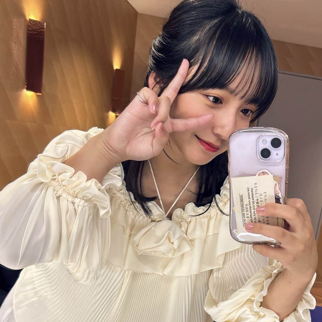 山之内すずのインスタグラム：「なんだかすごくゆるふわ清楚じゃない？🌼 大阪での仕事の後だったので関西弁が強く出過ぎるのは必死に抑えましたが無理でした😇 まだまだ話し足りないですね。 早く木曜日になれ！！  #バチェラー座談会」