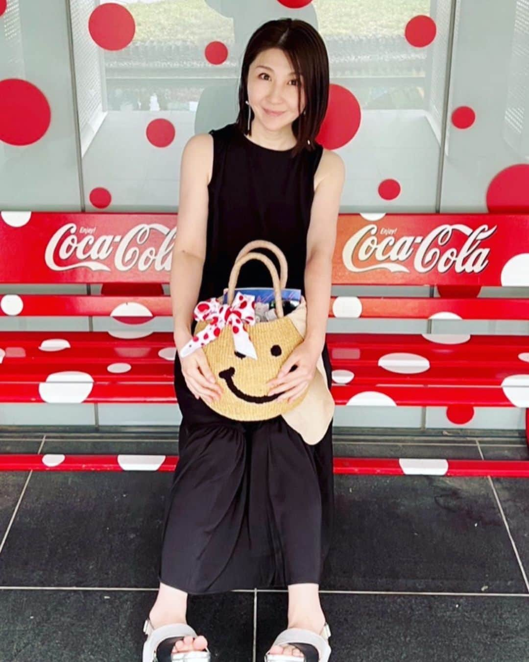 西丸優子のインスタグラム：「今日は松本市美術館へ。 駅前で草間さんの水玉バスにも出会えたっ♪ ラッキー✨  松本に来たので四柱神社にもご挨拶してきました。  #松本市美術館  #草間彌生 #四柱神社」