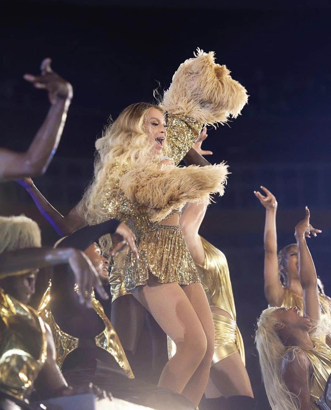 SELF PORTRAITさんのインスタグラム写真 - (SELF PORTRAITInstagram)「@beyonce wears a custom self-portrait gold hand-embellished sequin mesh bodysuit with feather cuff detail and matching skirt during her #RenaissanceWorldTour.   Washington, D.C. 5th August 2023  Styled by @sarrjamois」8月6日 23時43分 - mrselfportrait