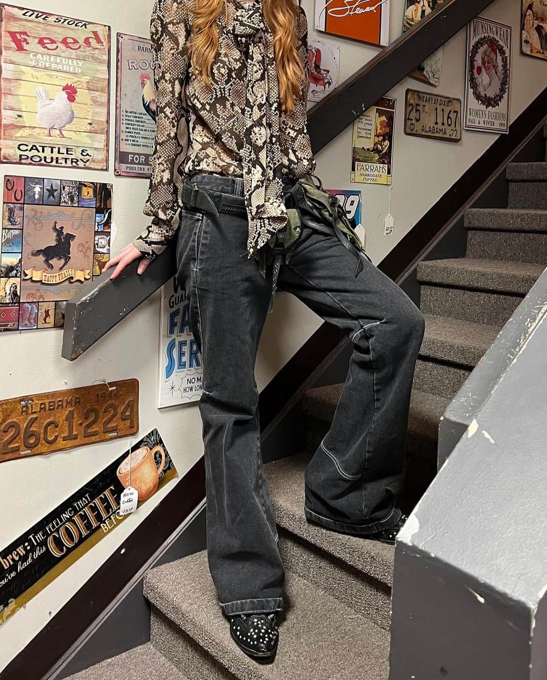 ジェーン・アルドリッジのインスタグラム：「Saturday antiquing outfit! Thrifted Aquazura for Target shirt, @brandymelvilleusa jeans, @junyawatanabe and Le Grand Bleu hip bag I’m obsessed with. Scent of the day @imaginaryauthors Cobra and Canary ❤️」