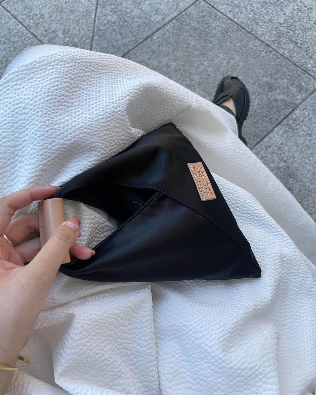 大坪はるらのインスタグラム：「@mm6maisonmargiela   日本の伝統的な折り紙から着想を得た 個性的なシルエットのジャパニーズバッグ  この何も入らないんじゃない？ ってサイズ感が可愛くて可愛くて。🖤 でも思ったよりも入るんです‪‪❤︎‬  #mm6#ジャパニーズバッグ」