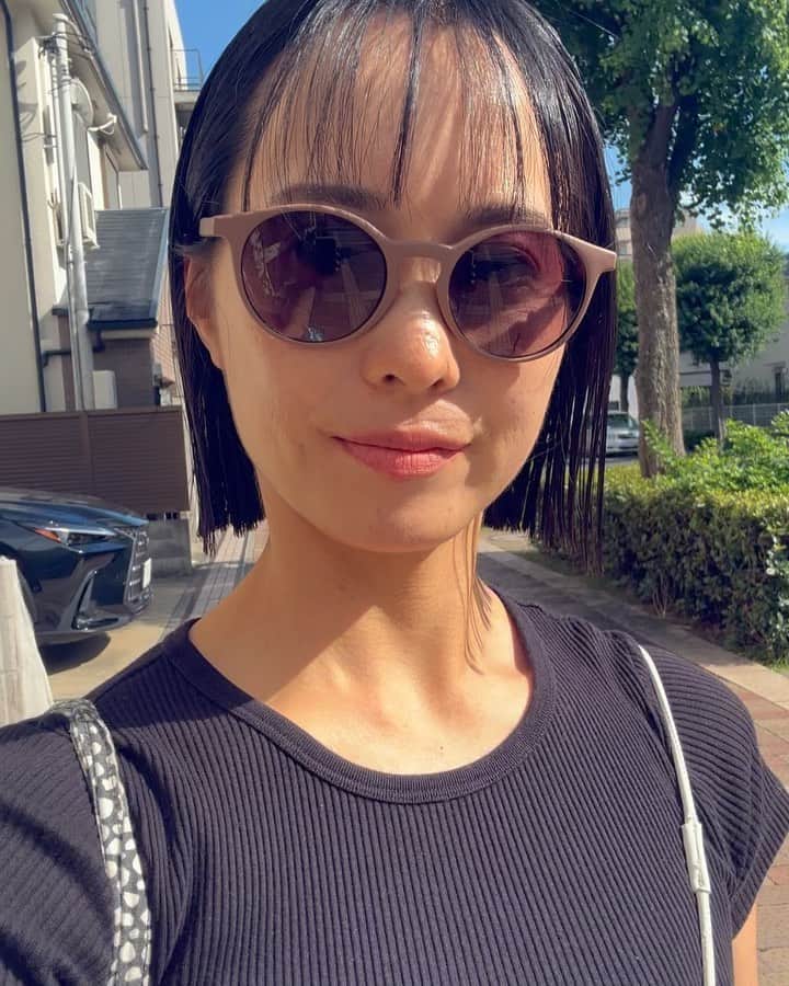 のインスタグラム：「髪を切りました🩵  この何年かはボブを貫いていて 久しぶりに前髪を作りました✨ 丸くならないボブとオーダーさせてもらいました🩵  すっぴんなのでサングラスを  といっても普段もほとんどメイクしてないですが💦  髪が綺麗になるとテンションが上がりますね😆  育児をしていると 自分自身に意識を向ける事を 忘れがちだったりしますが  自分が喜ぶ事にお金を使ったり 好きな事をしたり 好きな本を読んだり  セルフラブはとても大切ですね🩵  毎日暑くて本当にに大変ですが 水＋海塩＋メープルシロップ＋レモン汁 の天然のスポーツドリンクで水分補給しましょうね🩵  女性専用サロン 芦屋 esmee @kayoko_yuri  いつもありがとうございます！  #切りっぱなしボブ #前髪」