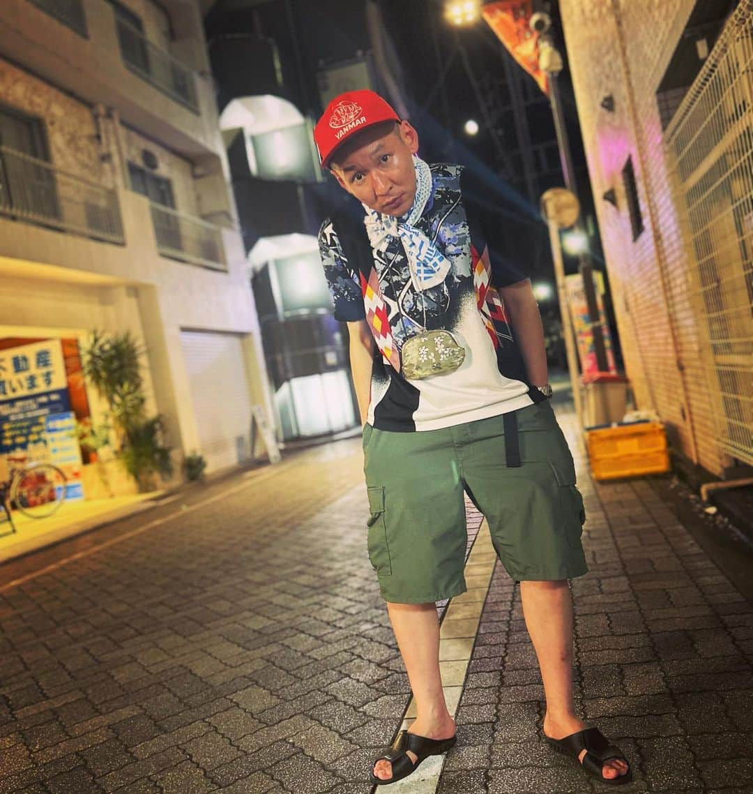 市川刺身さんのインスタグラム写真 - (市川刺身Instagram)「今日の服装。 渋谷でライブの4ステの日。  ライブでラブレターズさんと一緒だったので前日塚本さんから頂いた塚本ミシンのシャツ。 色だけじゃなく着心地もバツグン。 PROPPERの半ズボンで涼しく。 十四才で購入したヤンマーの赤帽子に黒の便所サンダルに金のがま口と手ぬぐい。  昨日遅くに帰ってきて今日も早起きでたくさんライブ出させて頂いてありがたい。 最後のコントライブはとても楽しくてこんなライブを沢山やれたら幸せだなと思いながら高円寺に帰ってきて道具パンパンのキャリーバッグに携帯置いて撮りました。 とにかく振り絞って頑張ろう。 キャリーバッグありがとう。  #今日着た服 #ファッション #古着 #塚本ミシン #塚本さんに見せれてよかった #帽子見せるための前傾姿勢 #明日も頑張ろう」8月6日 23時50分 - soitsudoitsu