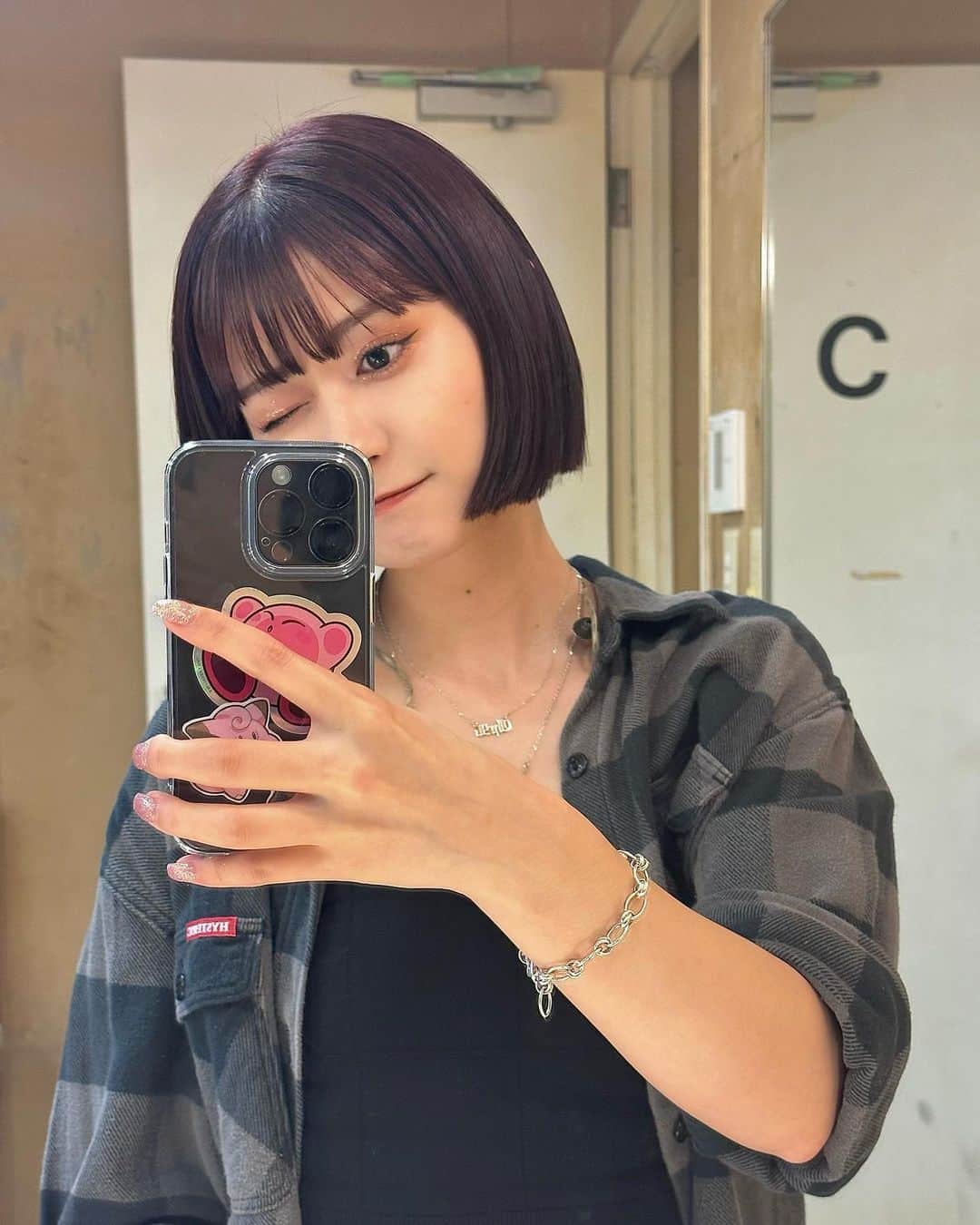広瀬ちひろのインスタグラム：「8/6 baccy baccy baccy tour初日渋谷ありがとう！  ライブから特典会まで、本当にやっぱり帰って来てよかったと思えた一日。 目を輝かせて飛んで跳ねてライブ楽しんでくれるみんなの顔や、特典会で嬉しそうに伝えてくれる言葉、SNSで送ってくれるみんなの思いが、私たちの力となり音楽としてまた届けられる。 やっぱいいな！ これからも新しくなっていく私達をどうか見守ってください。 みんなの生きる力になれるようこの先も届けます！  (いつも絶対に喋らない広瀬ですが、今日は不本意ながらコーラス以外でマイクを通して声を発しました)」