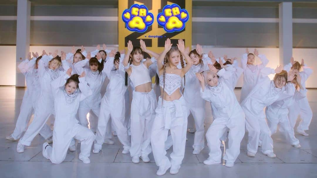 Mamamooのインスタグラム：「. [#마마무+]  MAMAMOO+ '댕댕 (dangdang)'  Performance Video  🐾 https://youtu.be/gJgAg6b1Y0U  #마마무플러스 #MAMAMOOplus #솔라 #Solar #문별 #MoonByul #TWO_RABBITS #댕댕 #dangdang」